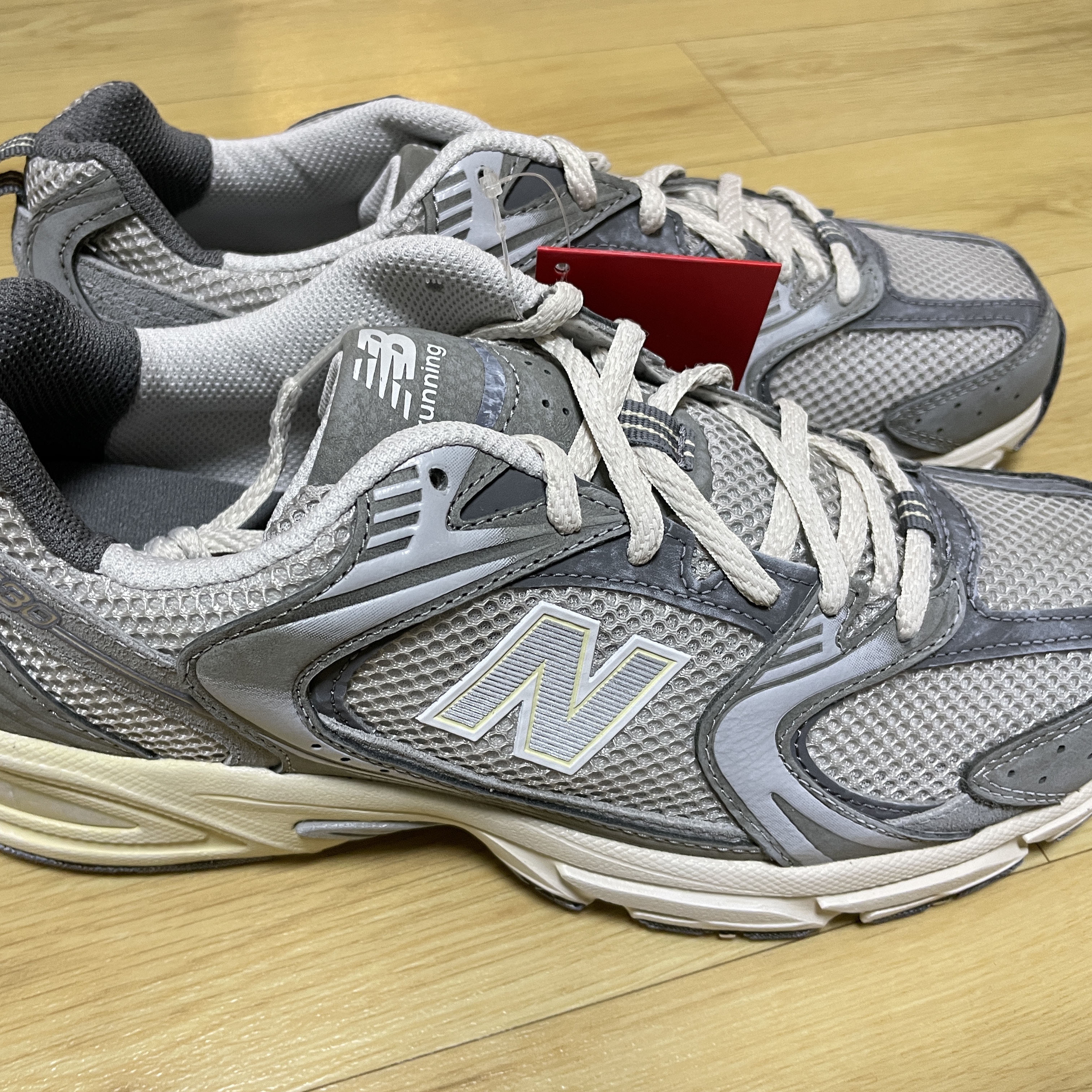 New Balance 530 Premium Vintage Grey Matter 착용 스타일 - 2