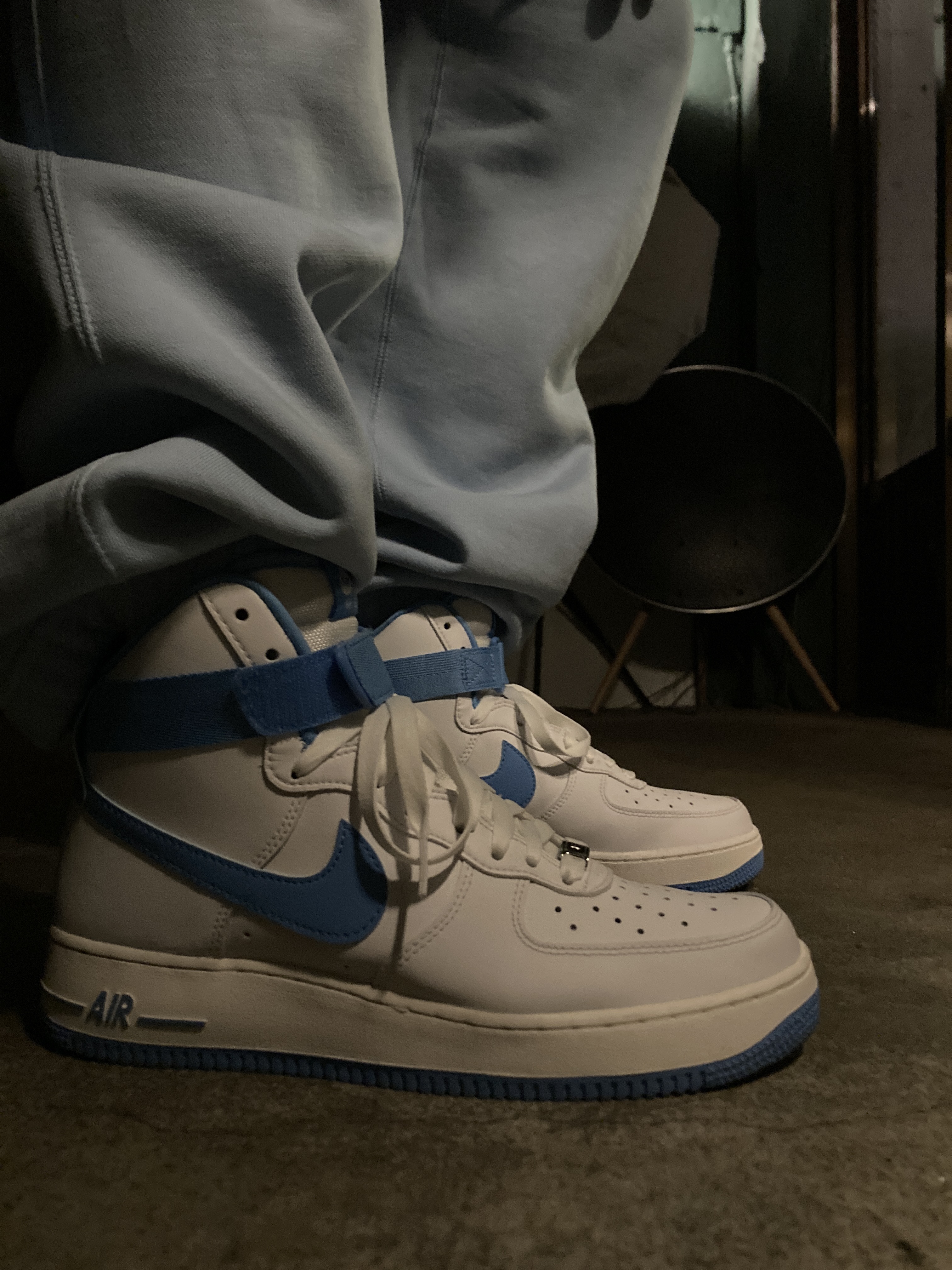 (W) Nike Air Force 1 High OG QS University Blue, Nike NRG Solo Swoosh Fleece Pants Psychic Blue - US/EU 착용 스타일