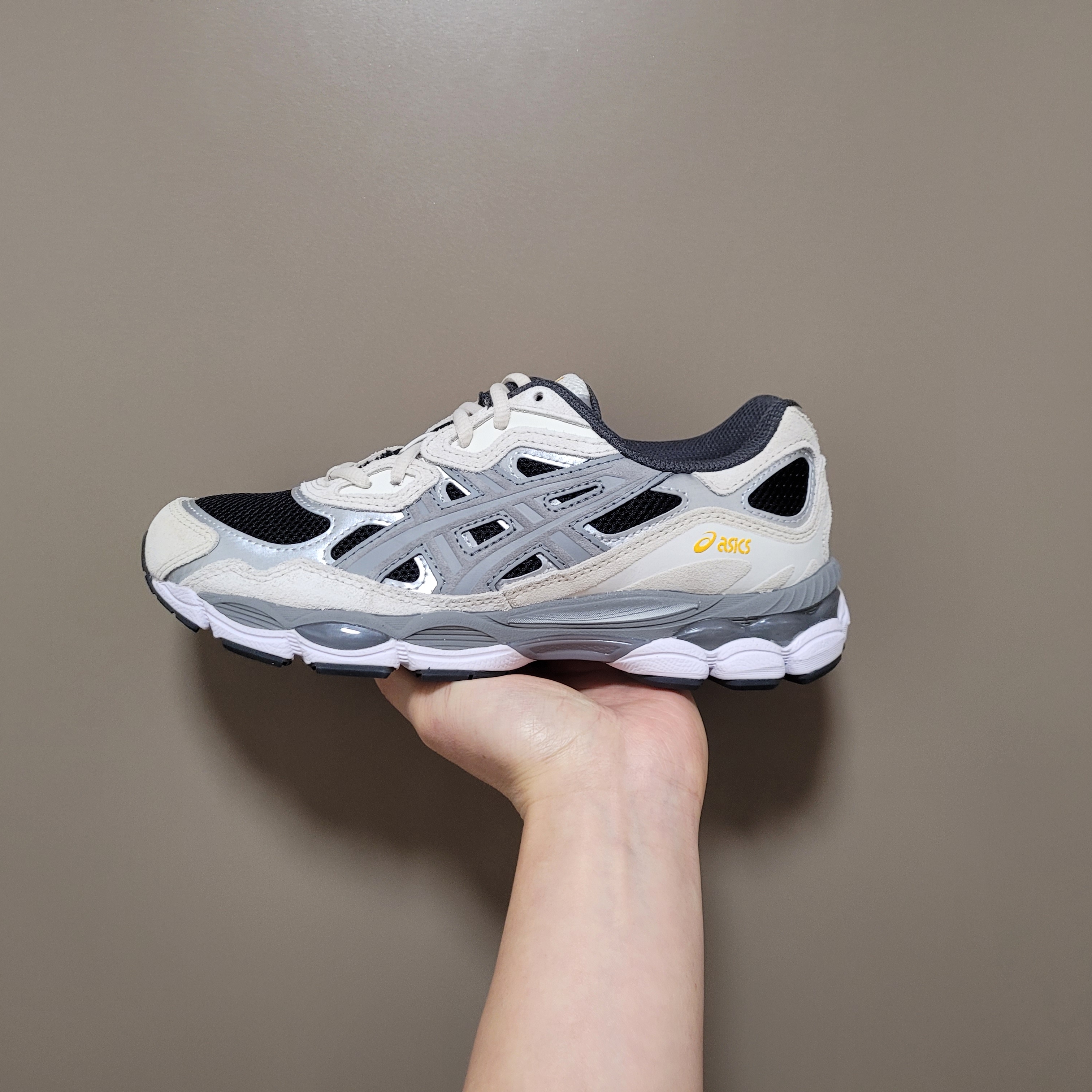 Asics Gel-NYC Black Clay Grey 착용 스타일 - 1