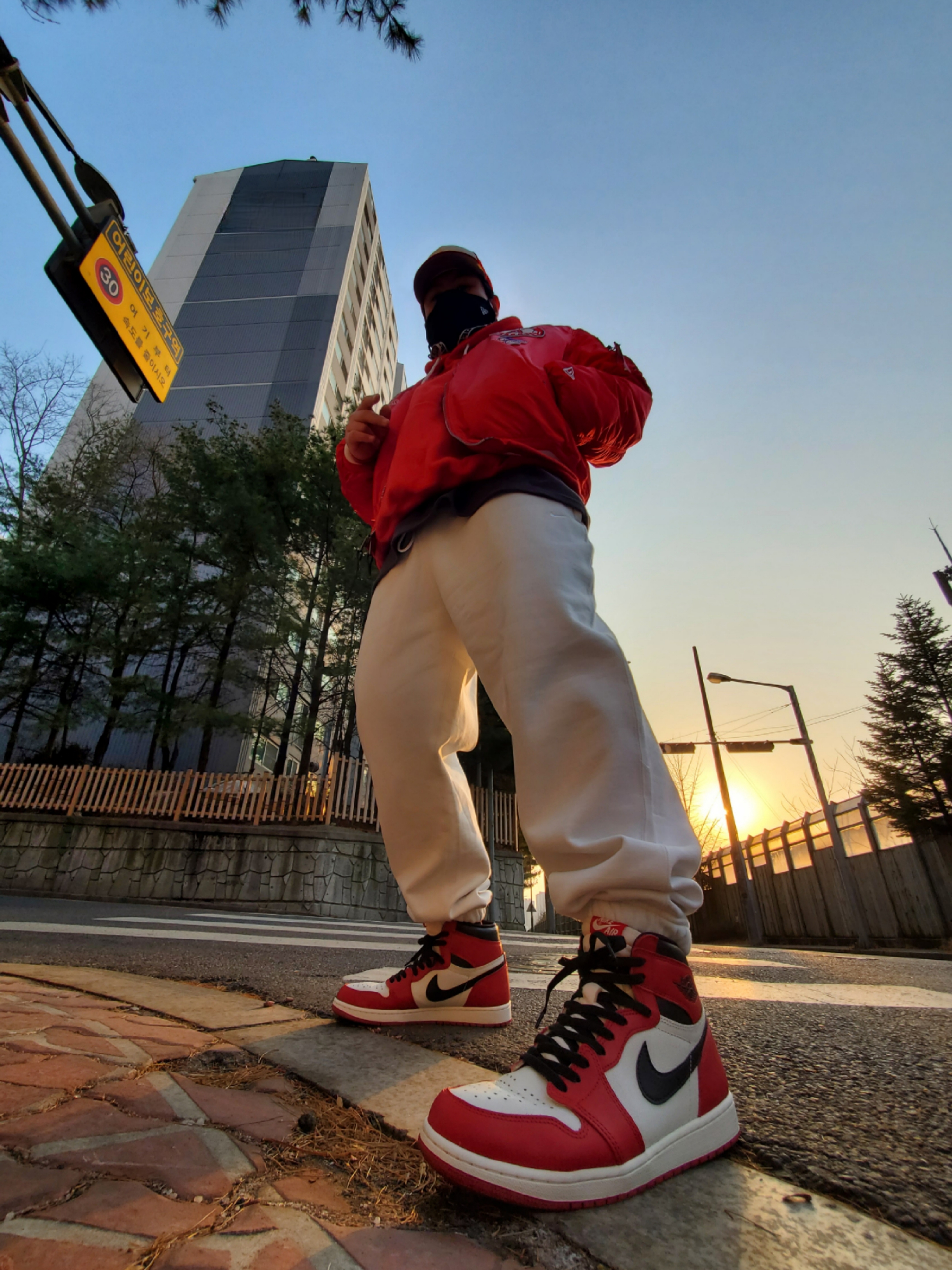 Nike NRG Solo Swoosh Fleece Pants Summit White - Asia, Jordan 1 Retro High OG Chicago 2022 착용 스타일 - 1