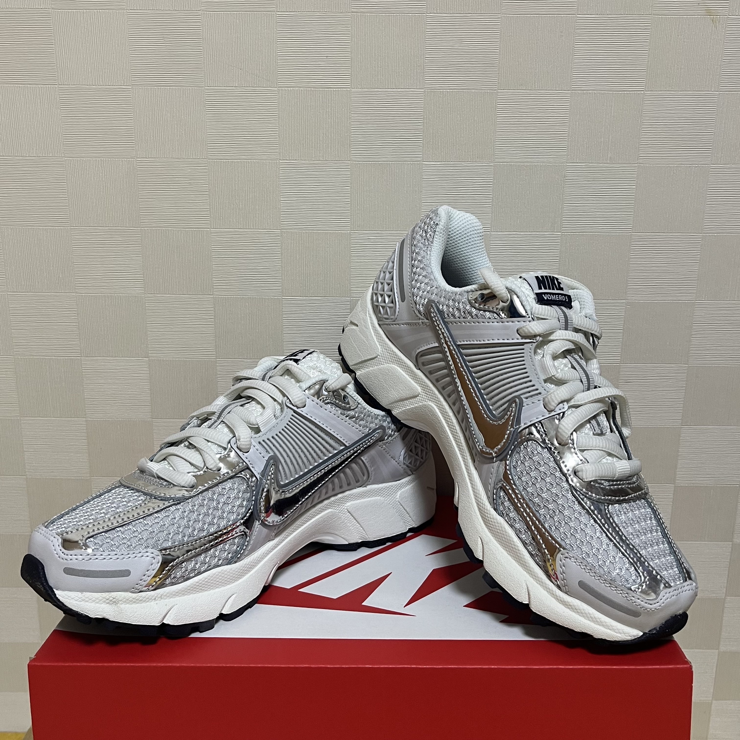 (W) Nike Zoom Vomero 5 Photon Dust and Metallic Silver 착용 스타일