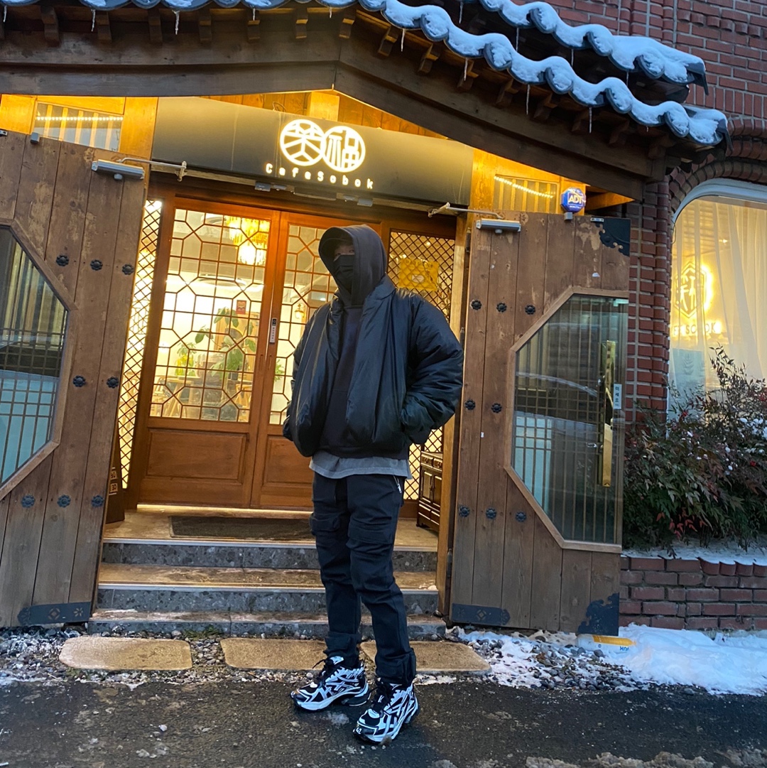 Yeezy Gap Engineered By Balenciaga Dove Shrunken Hoodie Black, Yeezy Gap Round Jacket Black 착용 스타일