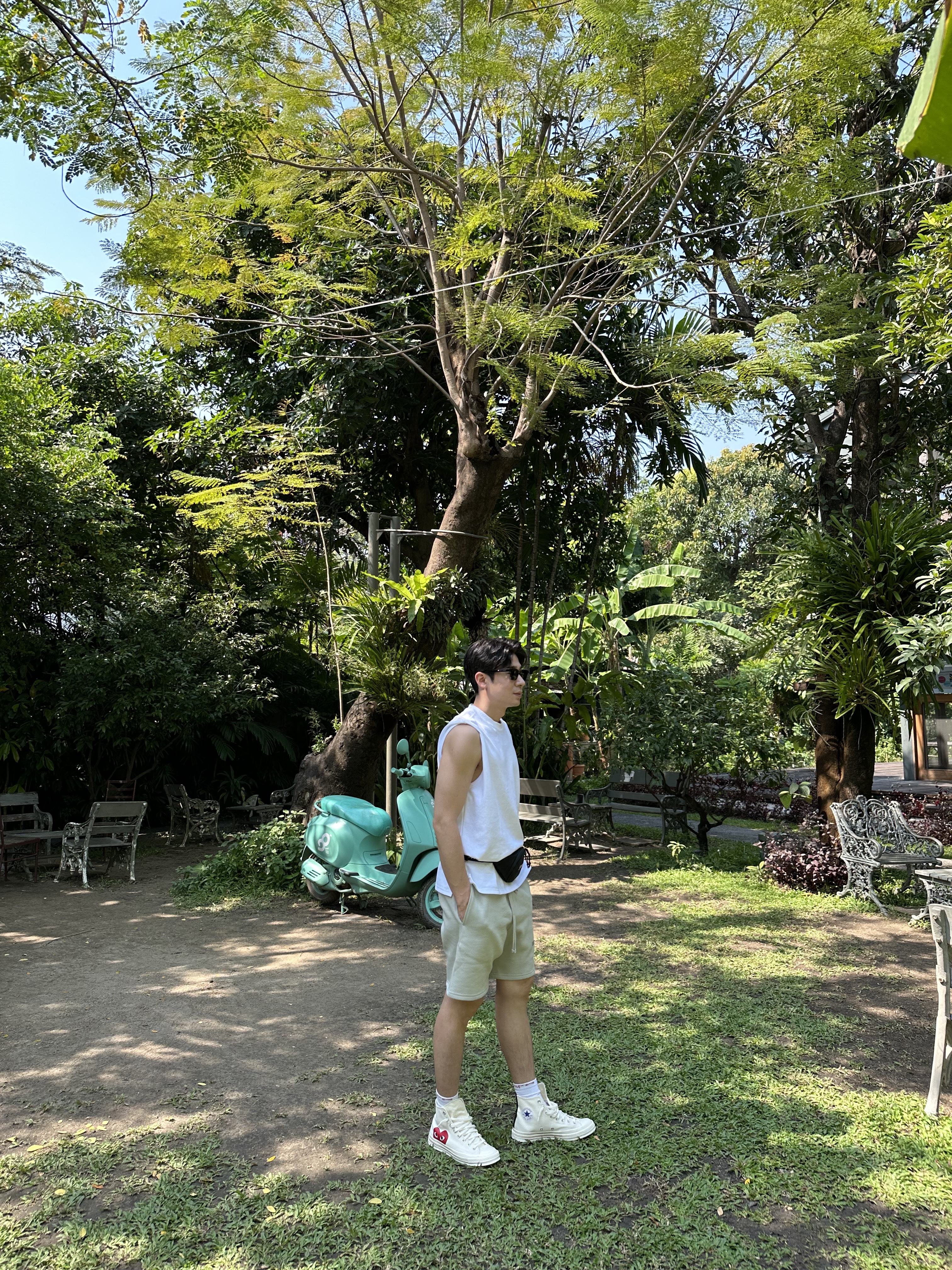 Off-White x Amore Pacific Protection Box (Without Cosmetics), Supreme Small Waist Bag Black - 22FW 착용 스타일 - 2