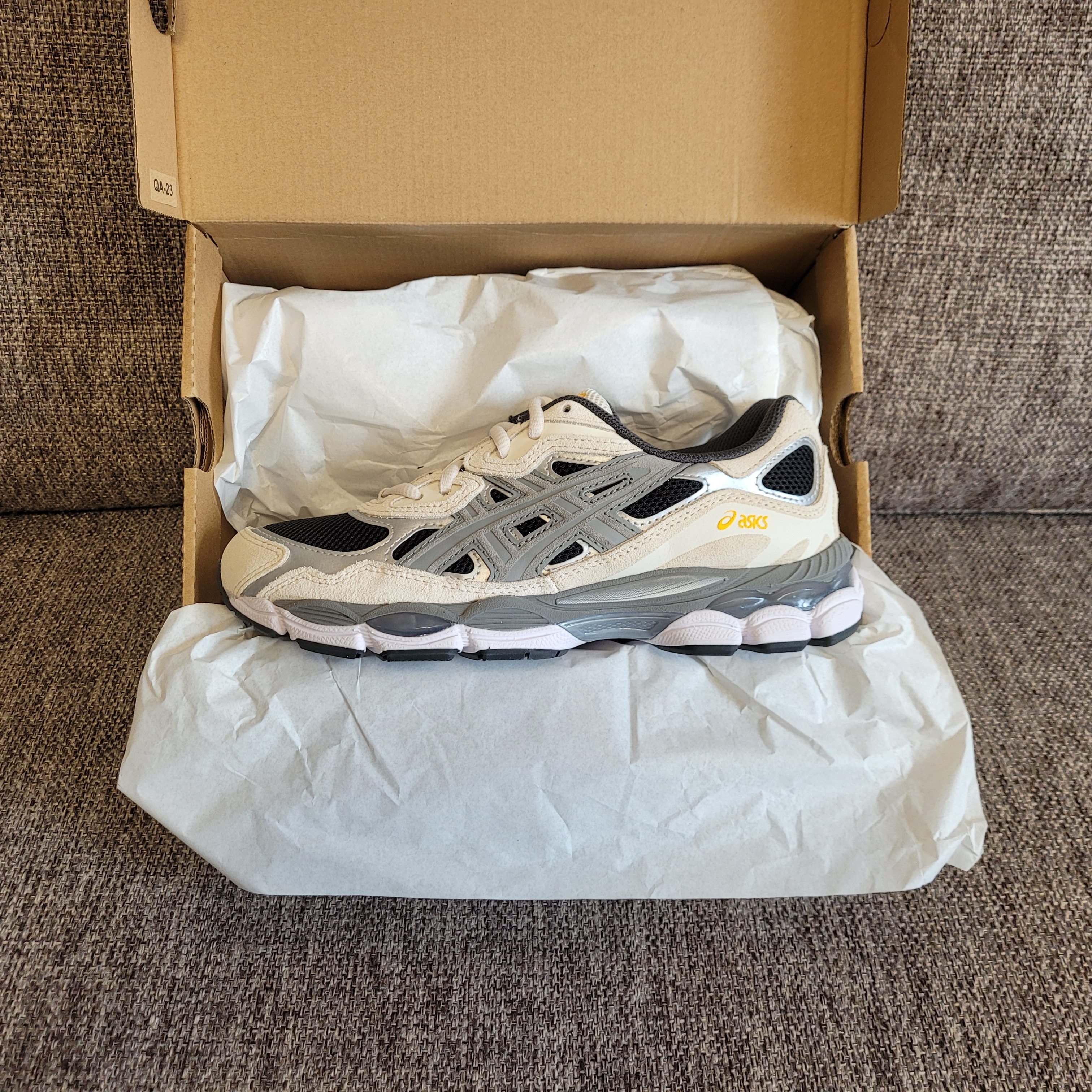 Asics Gel-NYC Black Clay Grey 착용 스타일 - 2