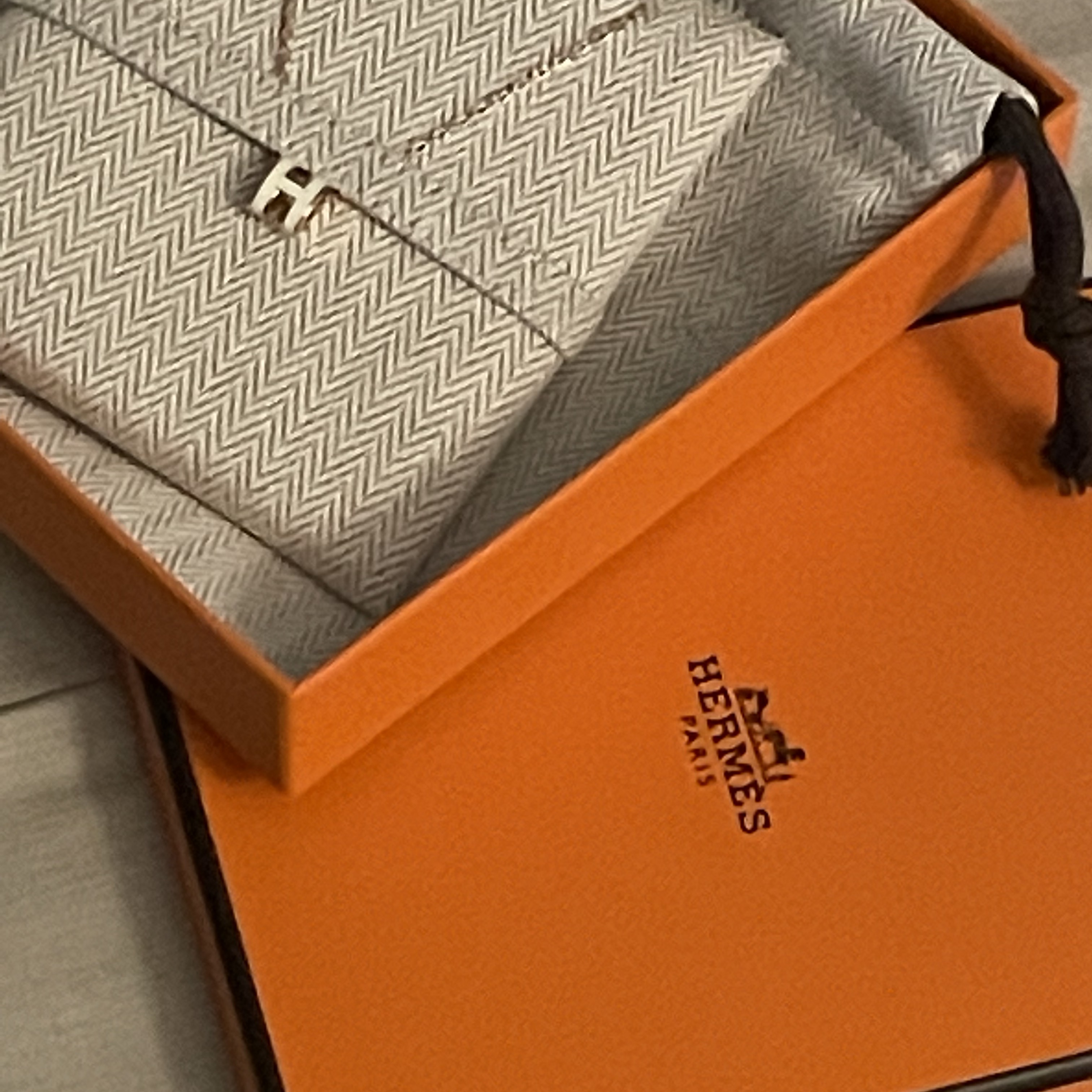 (W) Hermes Mini Pop H Pendant Rose Gold & Blanc 착용 스타일