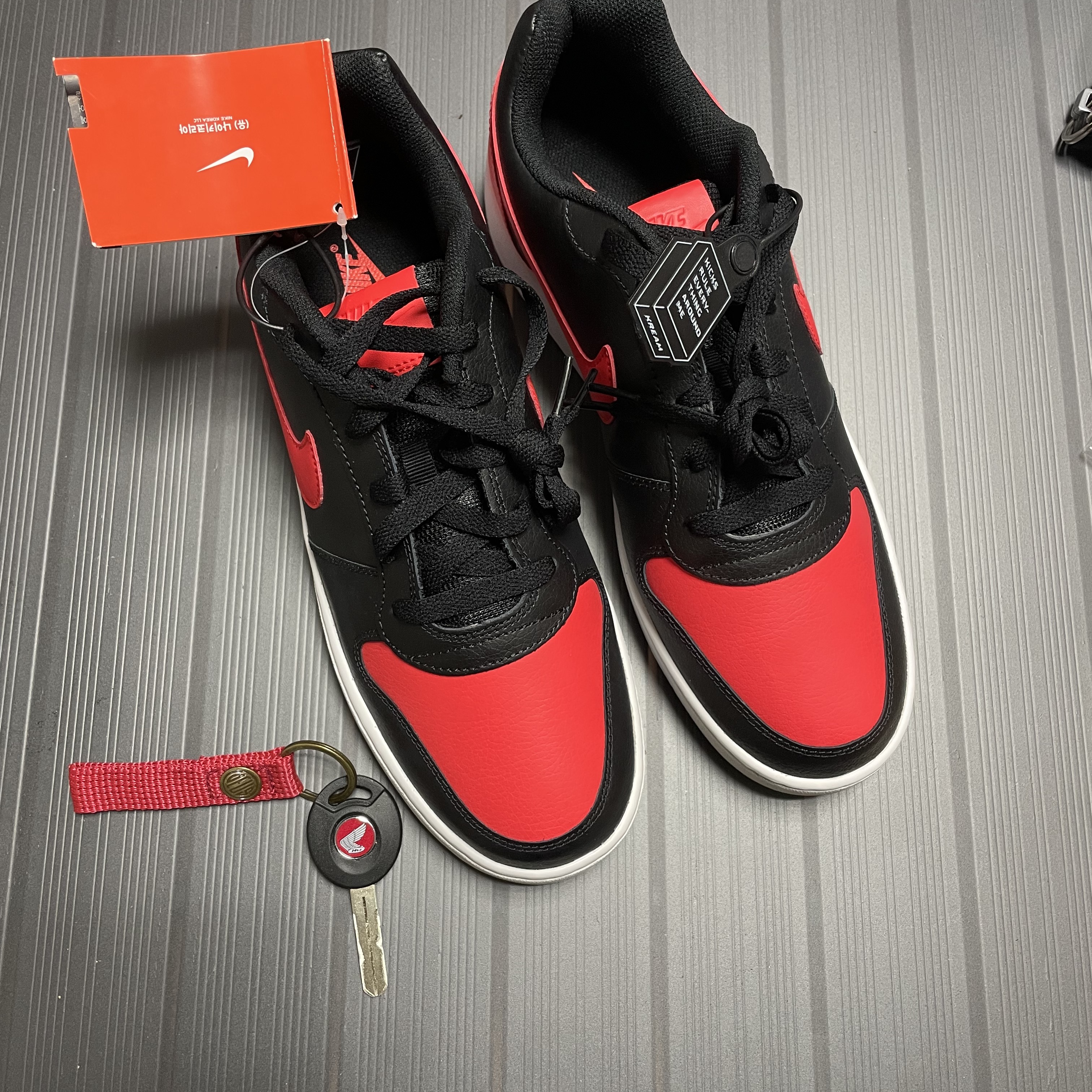 Nike Ebernon Low Black Habanero Red 착용 스타일 - 2