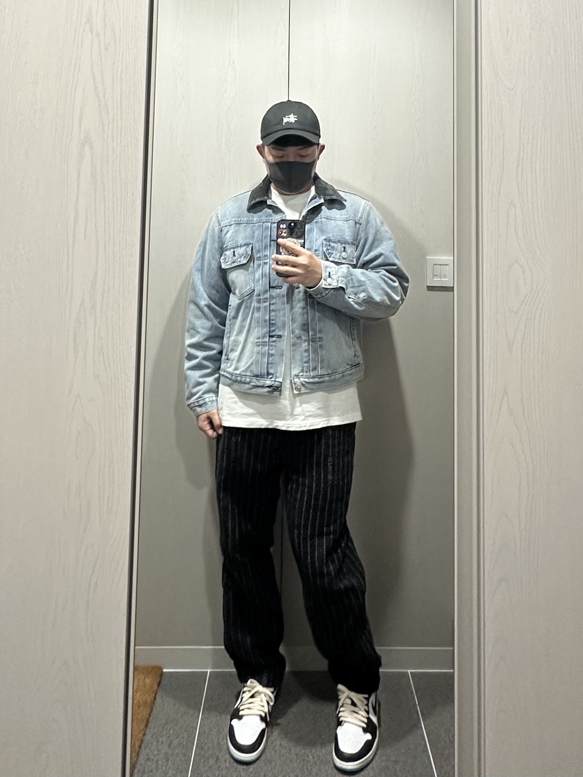 Stussy x Levi's Embossed Trucker Jacket Indigo, Nike x Stussy NRG Striped Wool Pants Black (DR4021-010) 착용 스타일