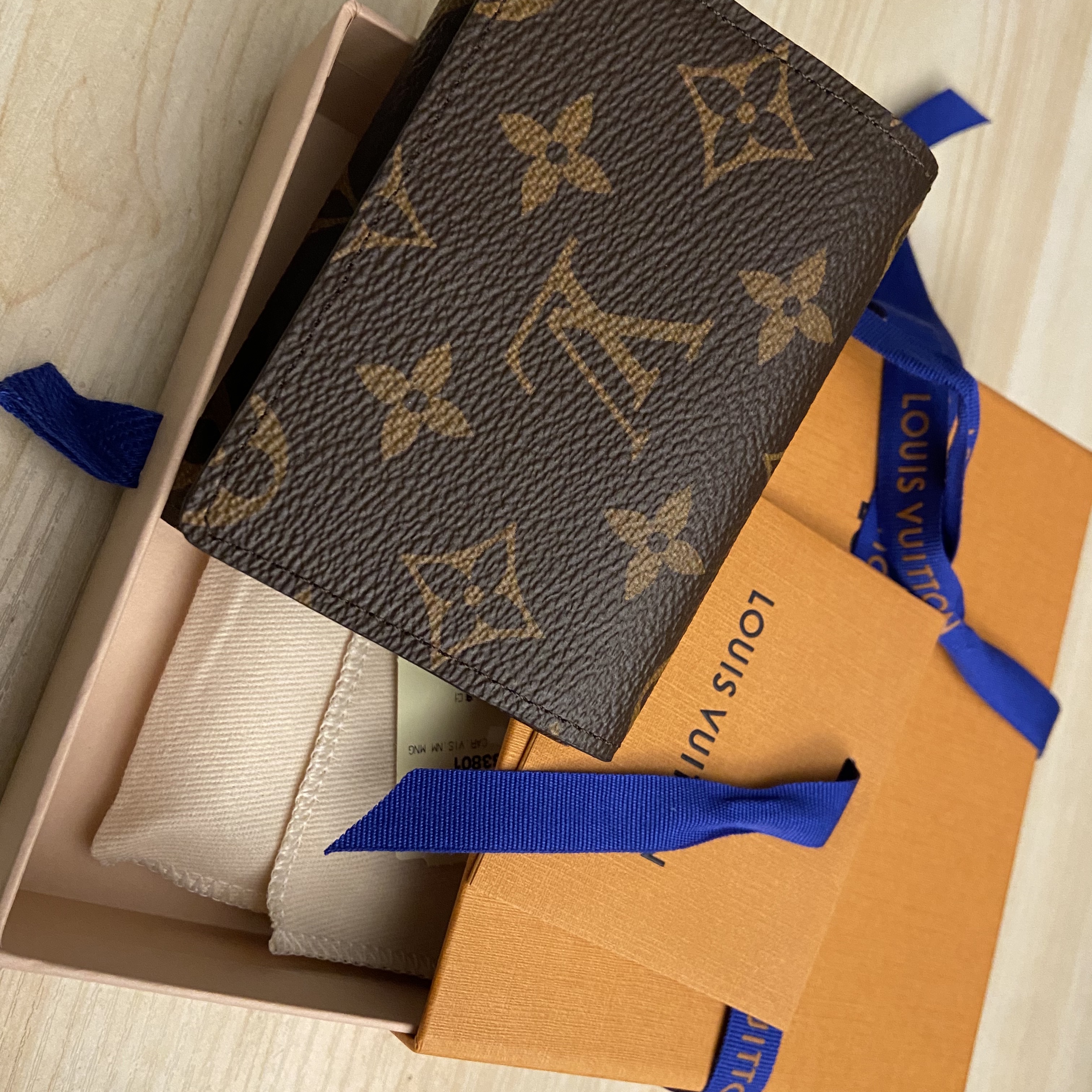Louis Vuitton Envelope Business Card Holder Monogram 착용 스타일 - 1