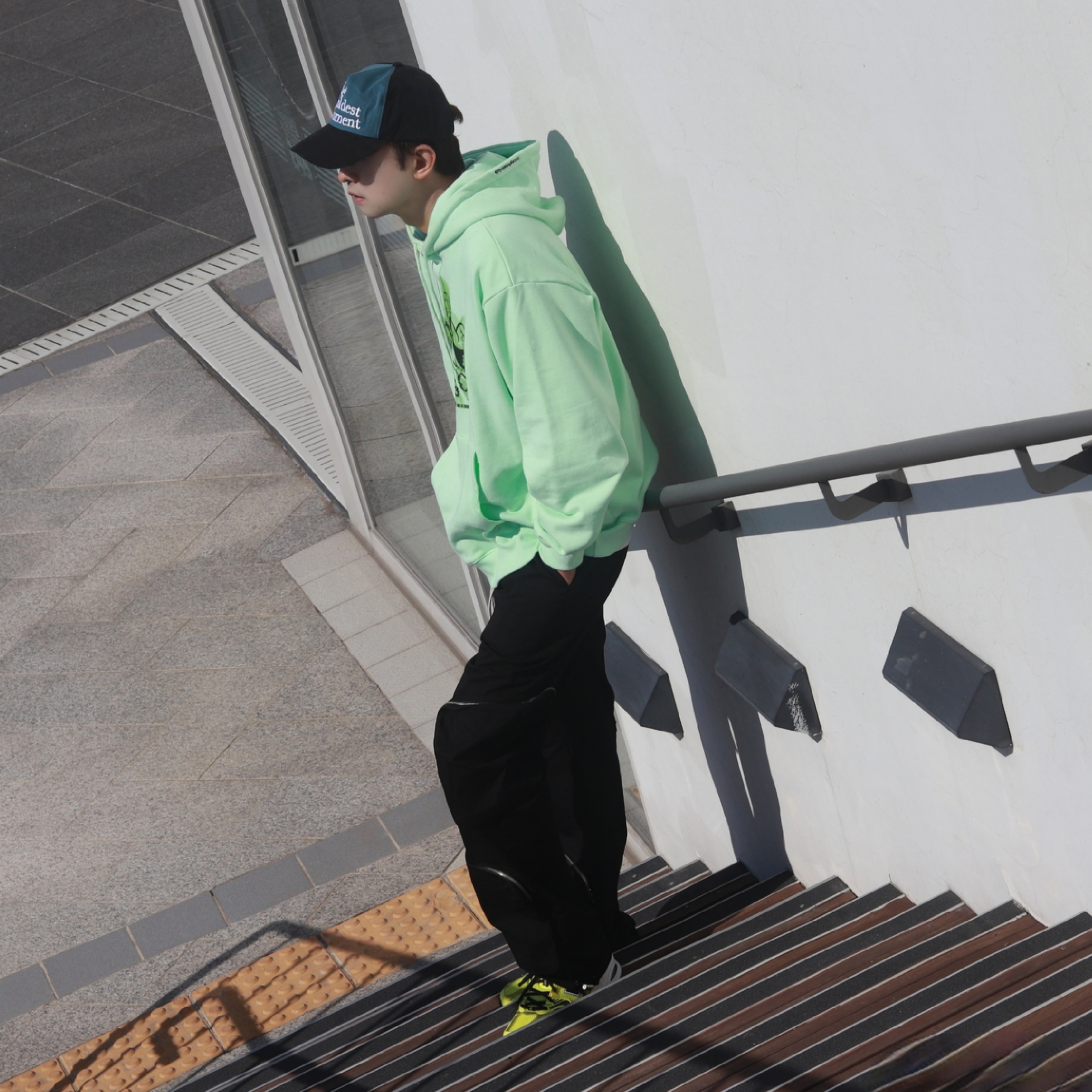 New Balance 530 Yellow 착용 스타일 - 4