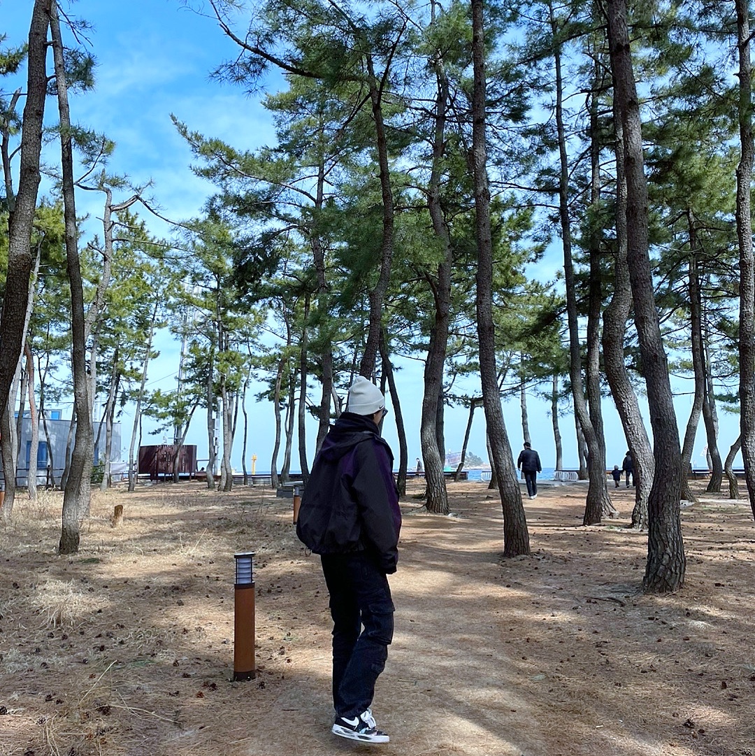 Nike x Peaceminusone Air Force 1 Low Para-Noise, Nike x Stussy NRG Cuffed Beanie Summit White 착용 스타일