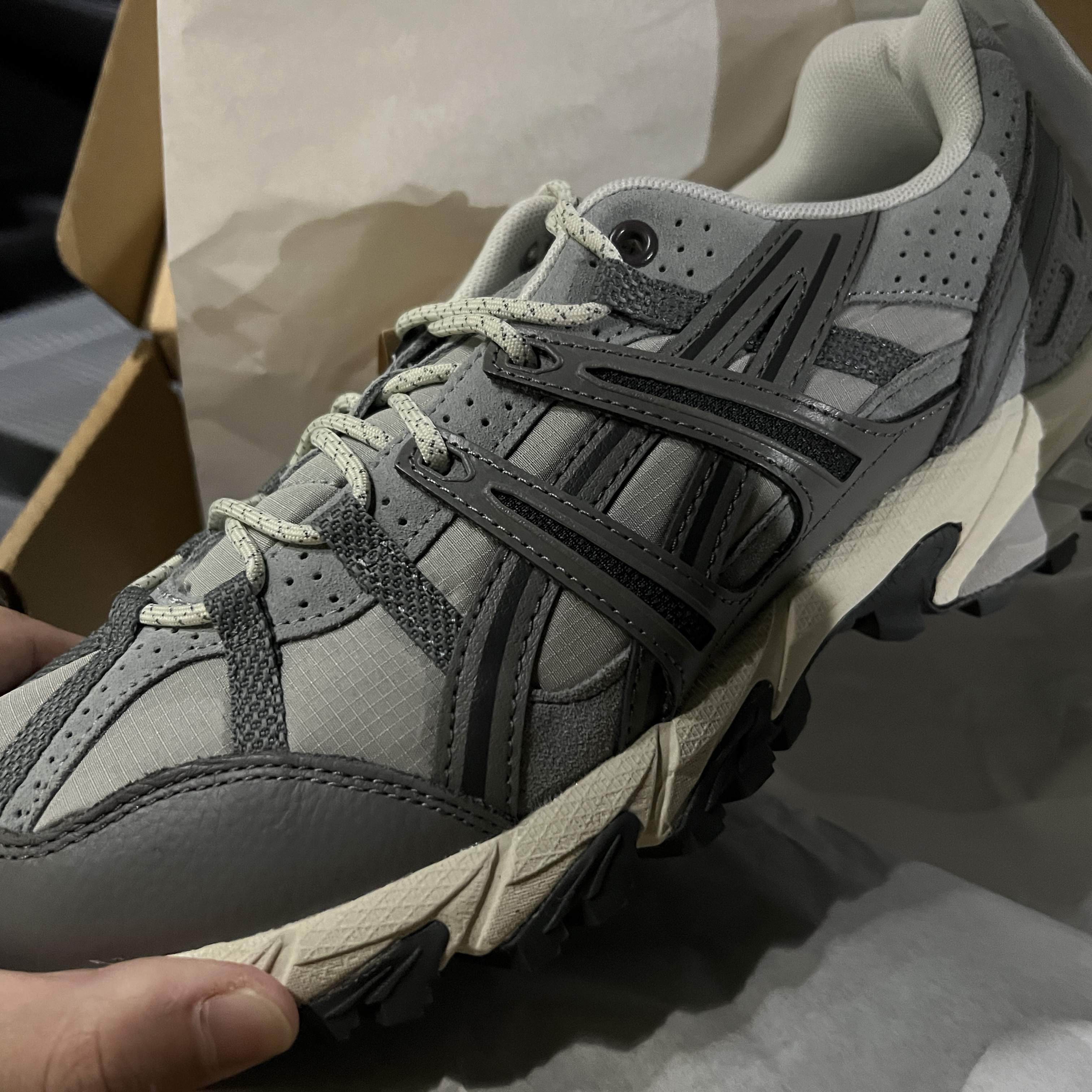 Asics Gel-Sonoma 15-50 Oyster Grey Clay Grey 착용 스타일