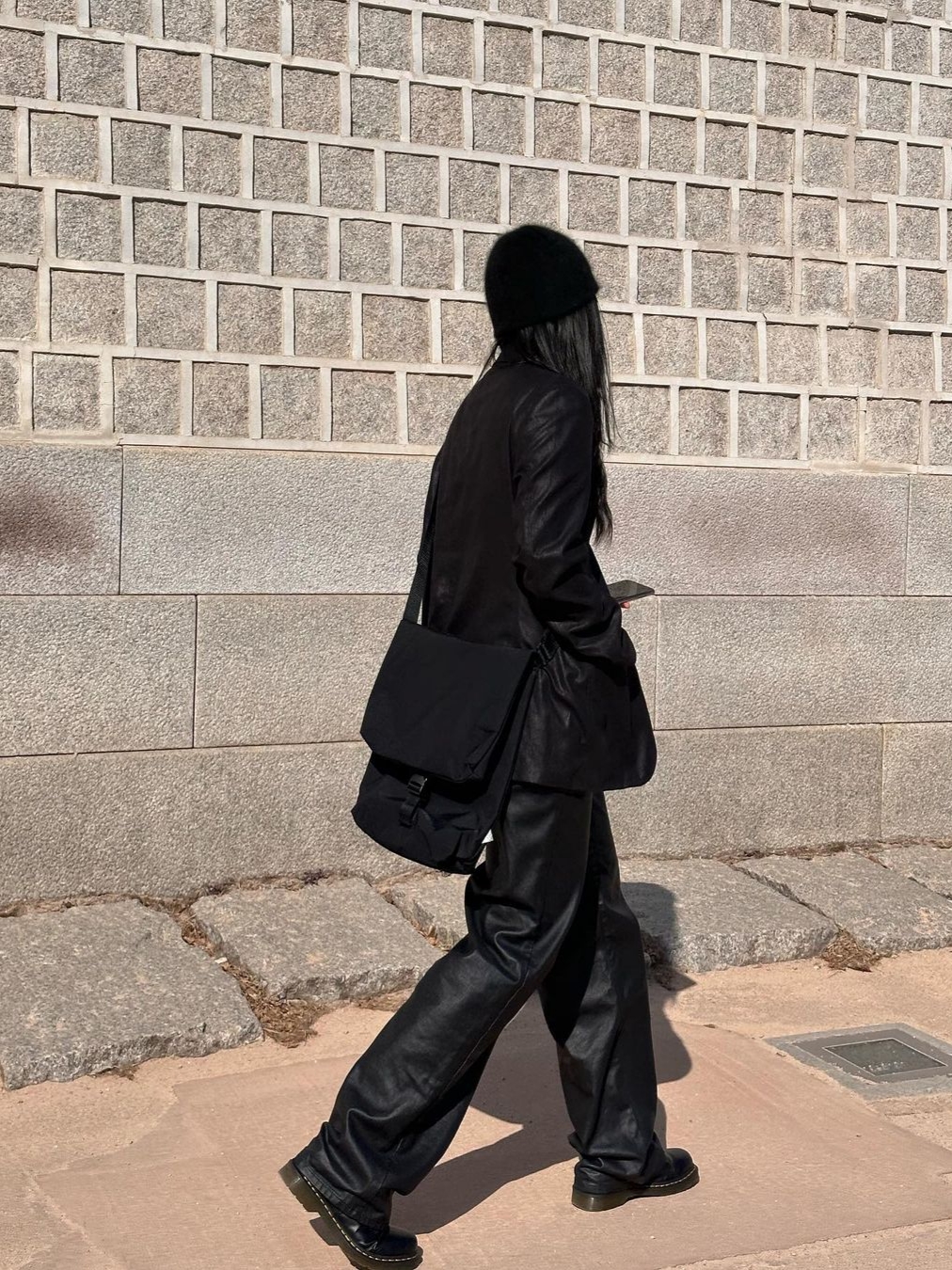 Found Pocket Dim Cross Bag Black 착용 스타일 - 3