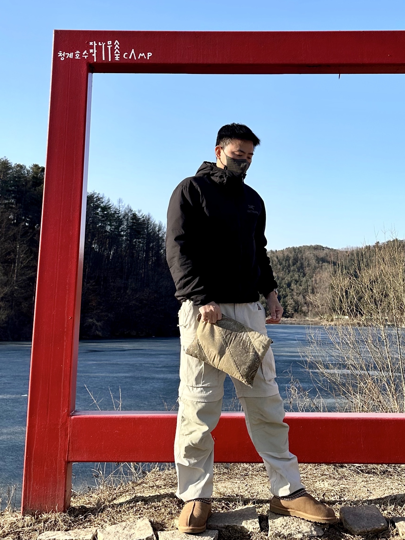 Arc'teryx Atom LT Hoody Black, Nike ACG Smith Summit Cargo Pants Light Bone - US/EU 착용 스타일