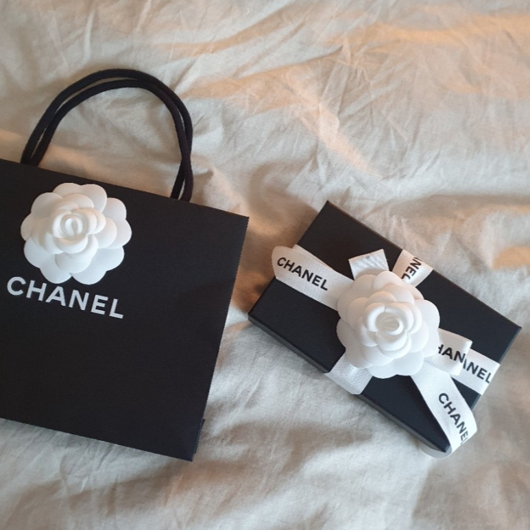 Chanel Classic Card Holder Lambskin & Gold Black 착용 스타일 - 2