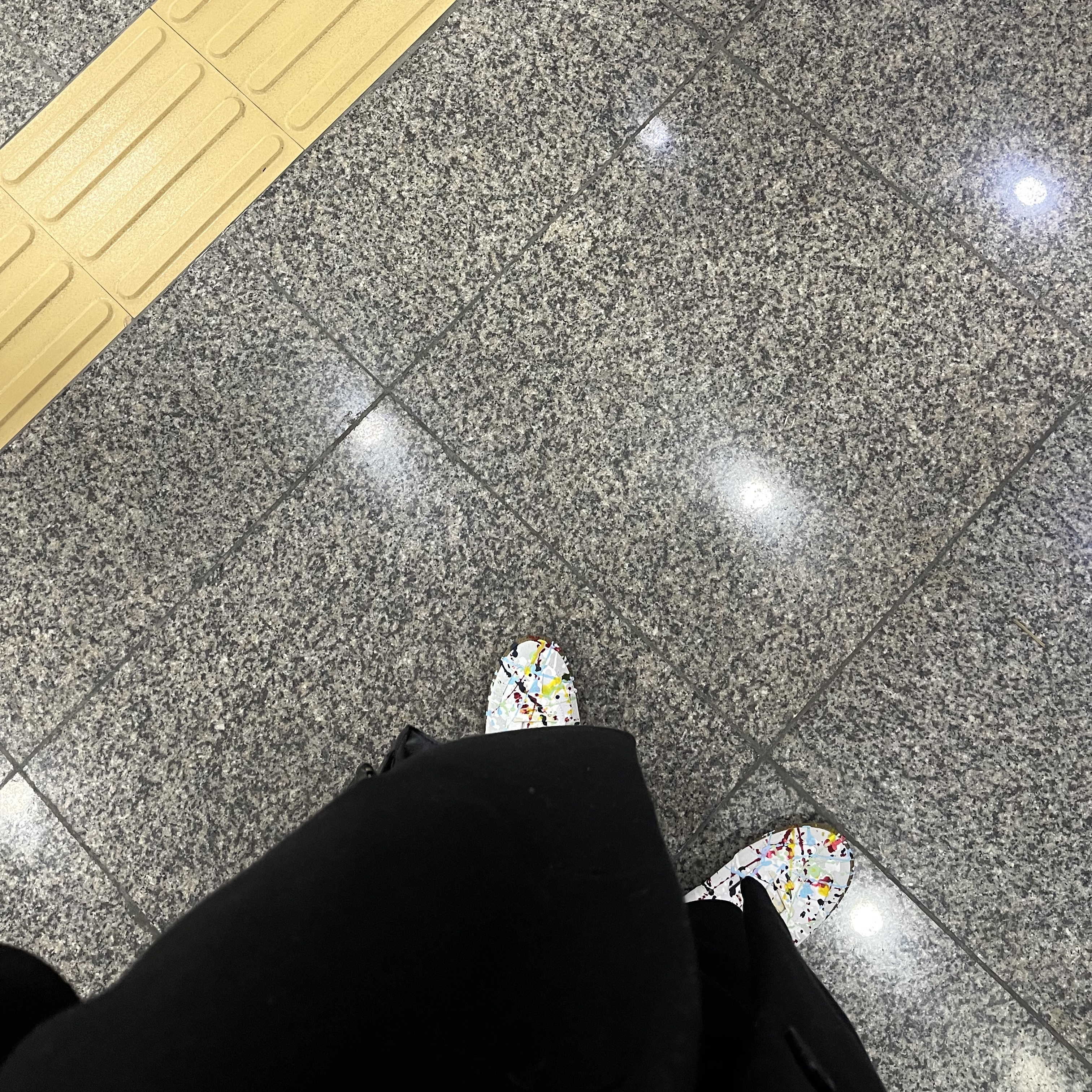 Maison Margiela Replica Paint Drop Sneakers 착용 스타일