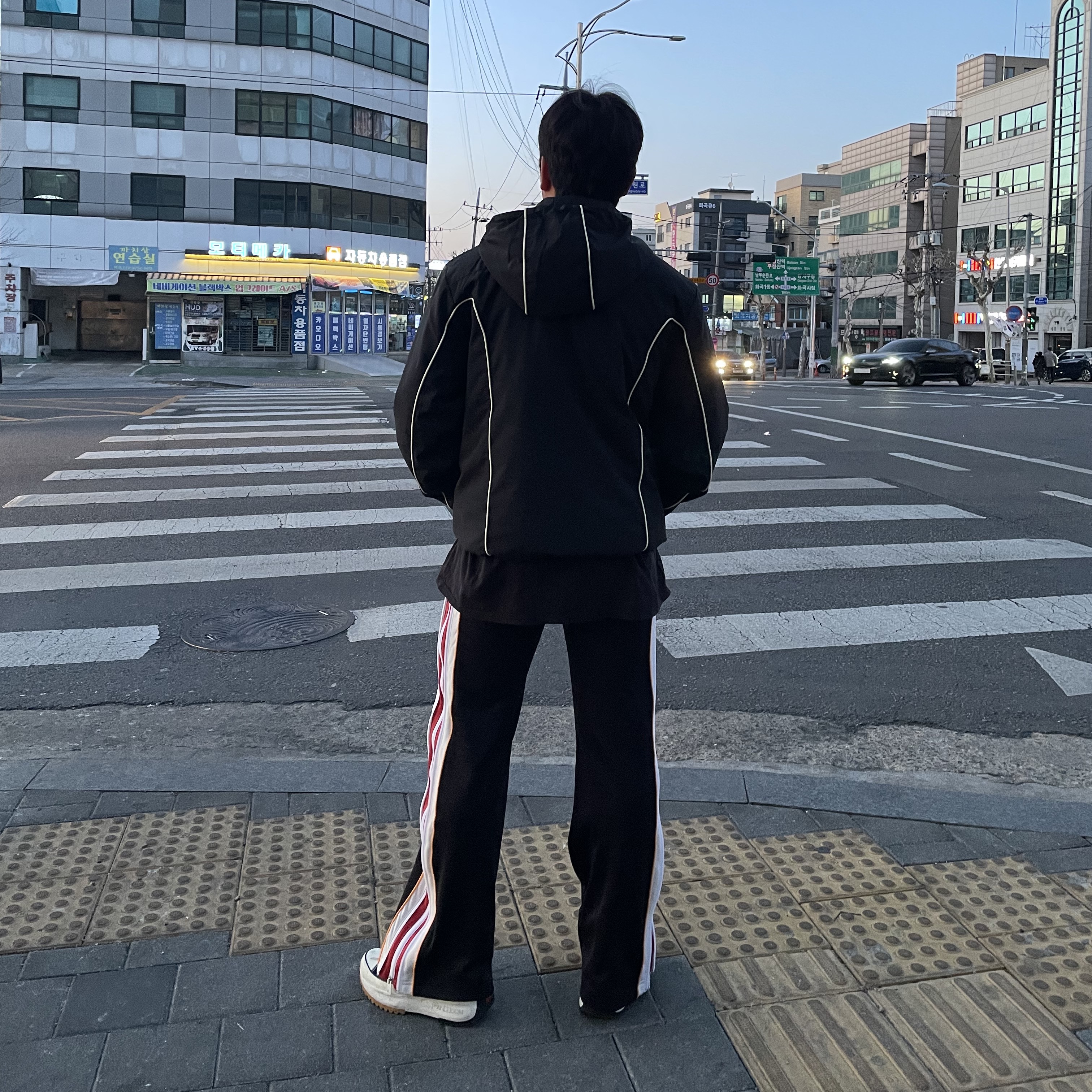 Diesel P-Zampock Sweatpants with Side Zip Black, Diesel J-Hives Windbreaker with Contrast Piping Black 착용 스타일 - 1