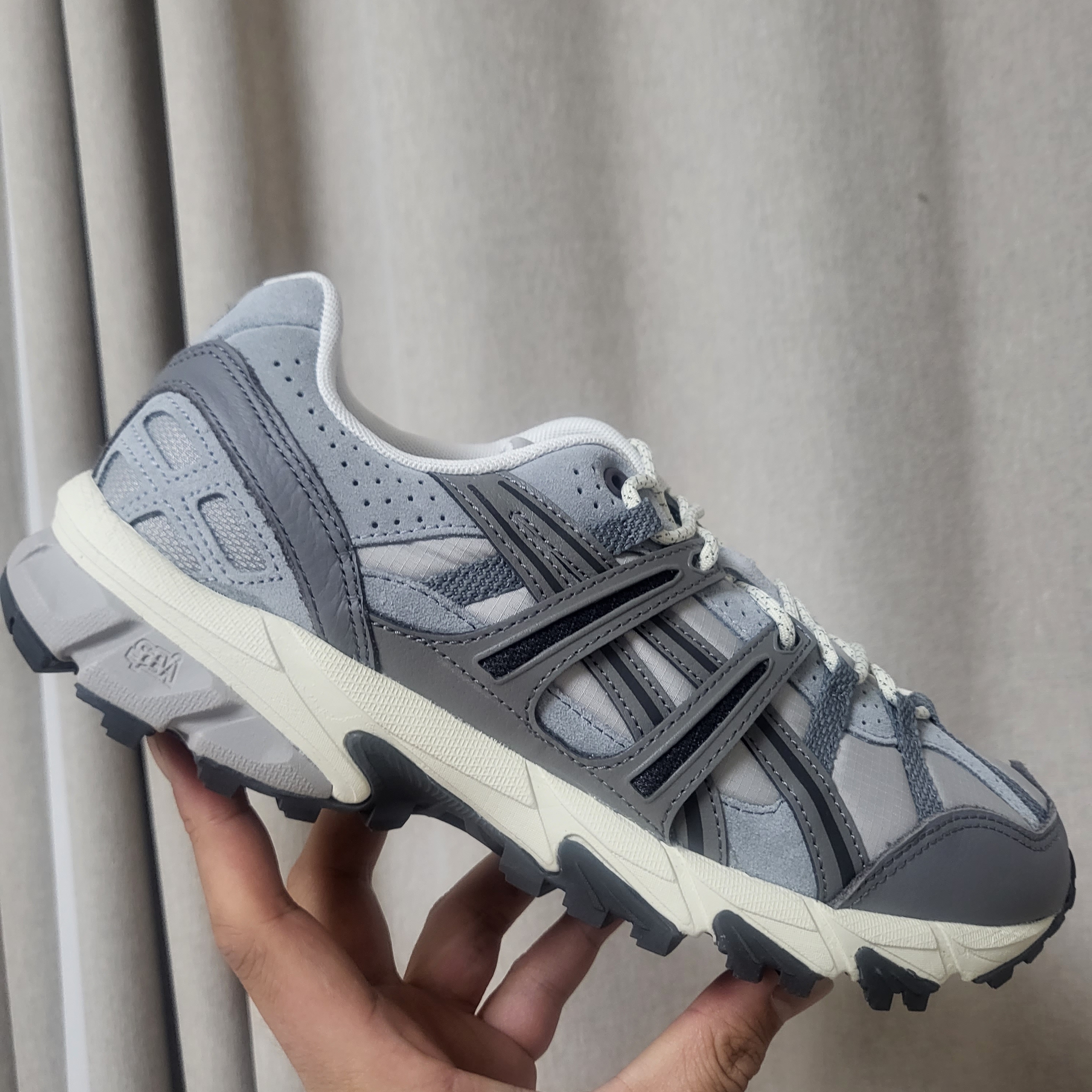 Asics Gel-Sonoma 15-50 Oyster Grey Clay Grey 착용 스타일