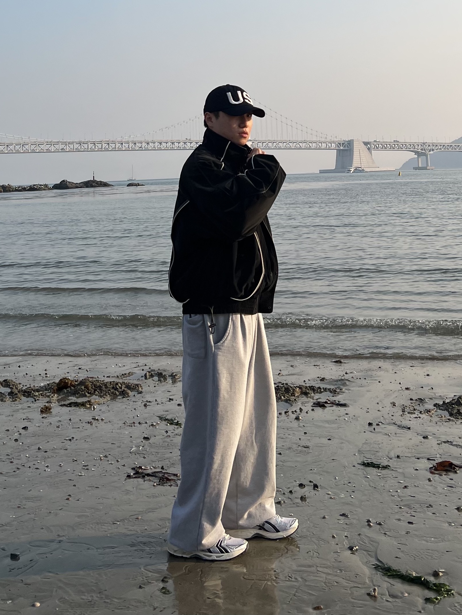 Ader Error Bant Jumper Noir, Asics x JJJJound Gel-Kayano 14 Silver Black 착용 스타일