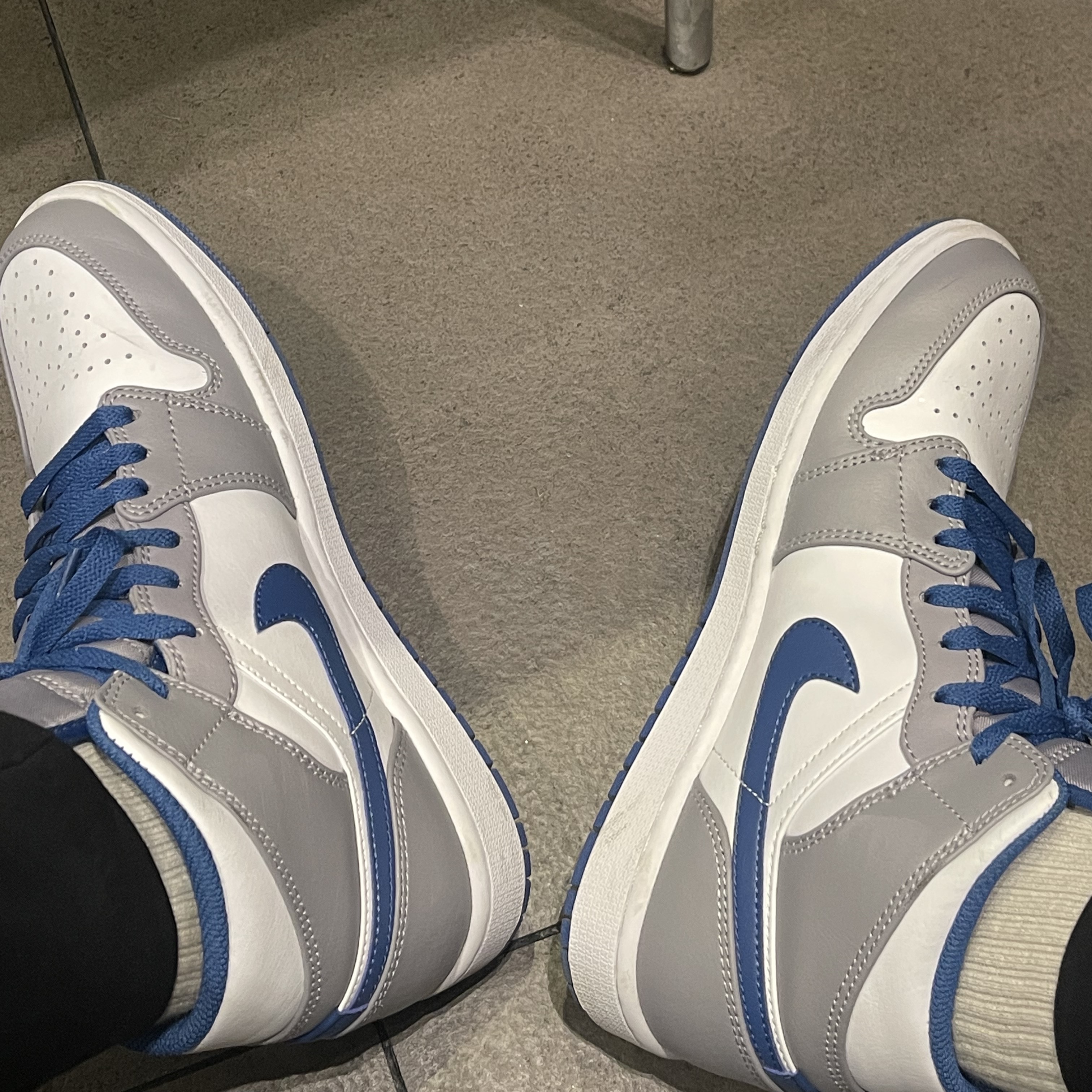 Jordan 1 Mid Cement Grey True Blue 착용 스타일