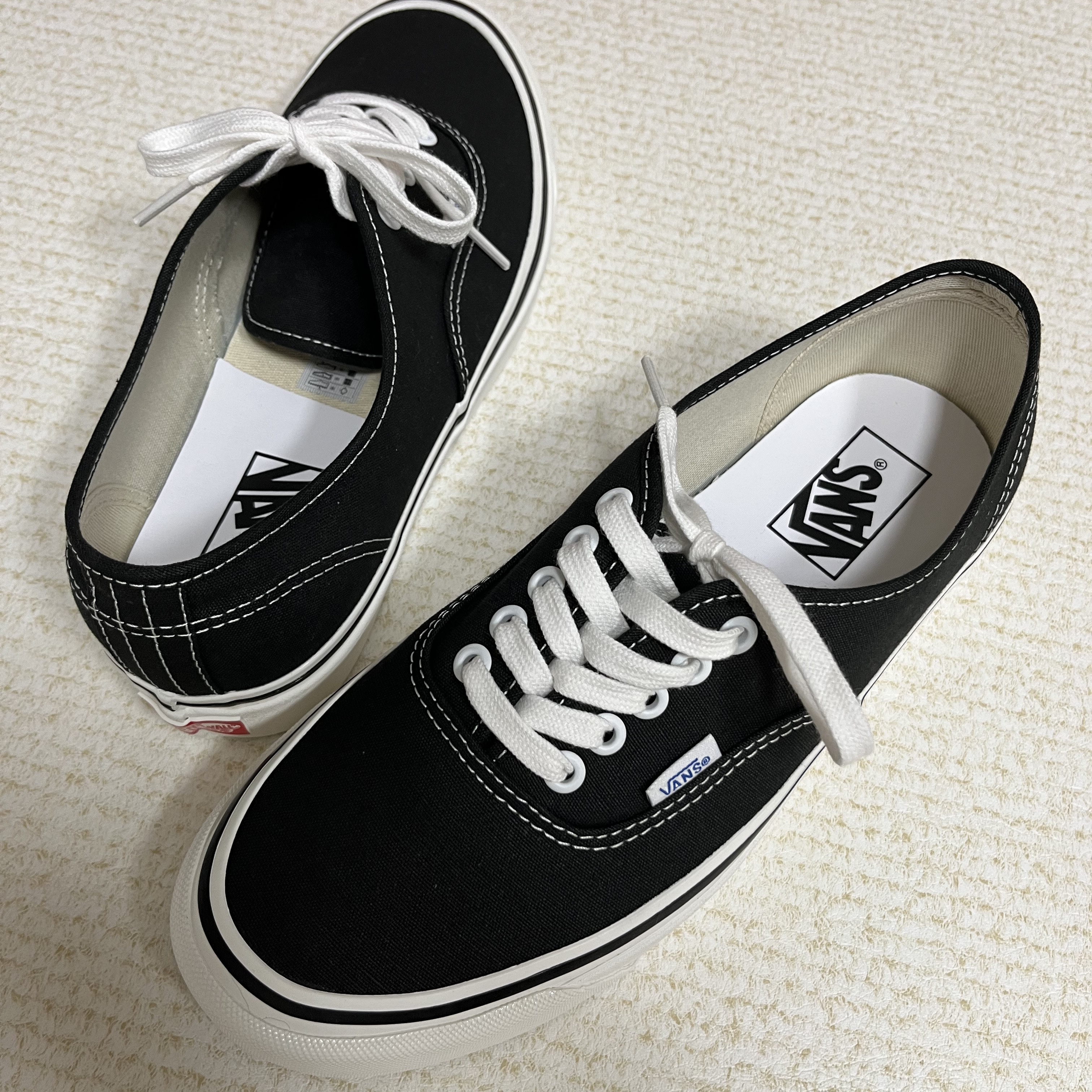 Vans Authentic 44 DX Anaheim Factory Black 착용 스타일