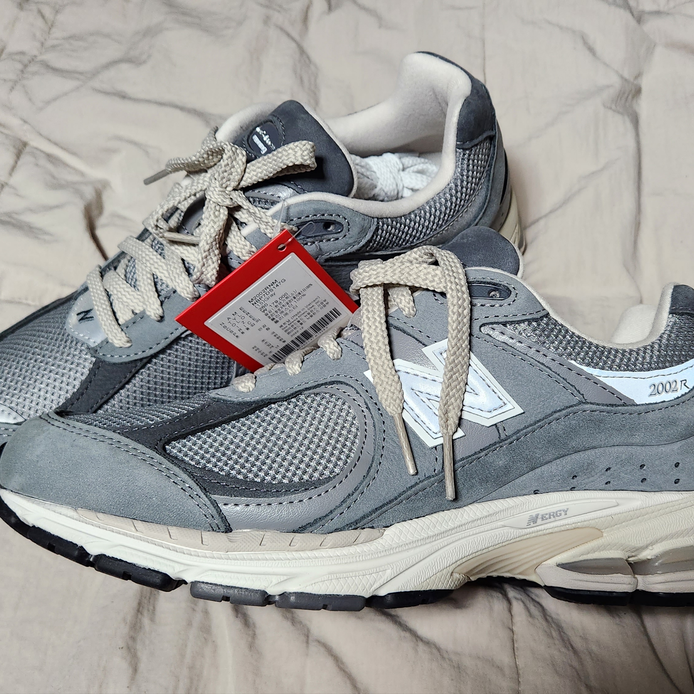New Balance 2002R Premium Vintage Grey 착용 스타일