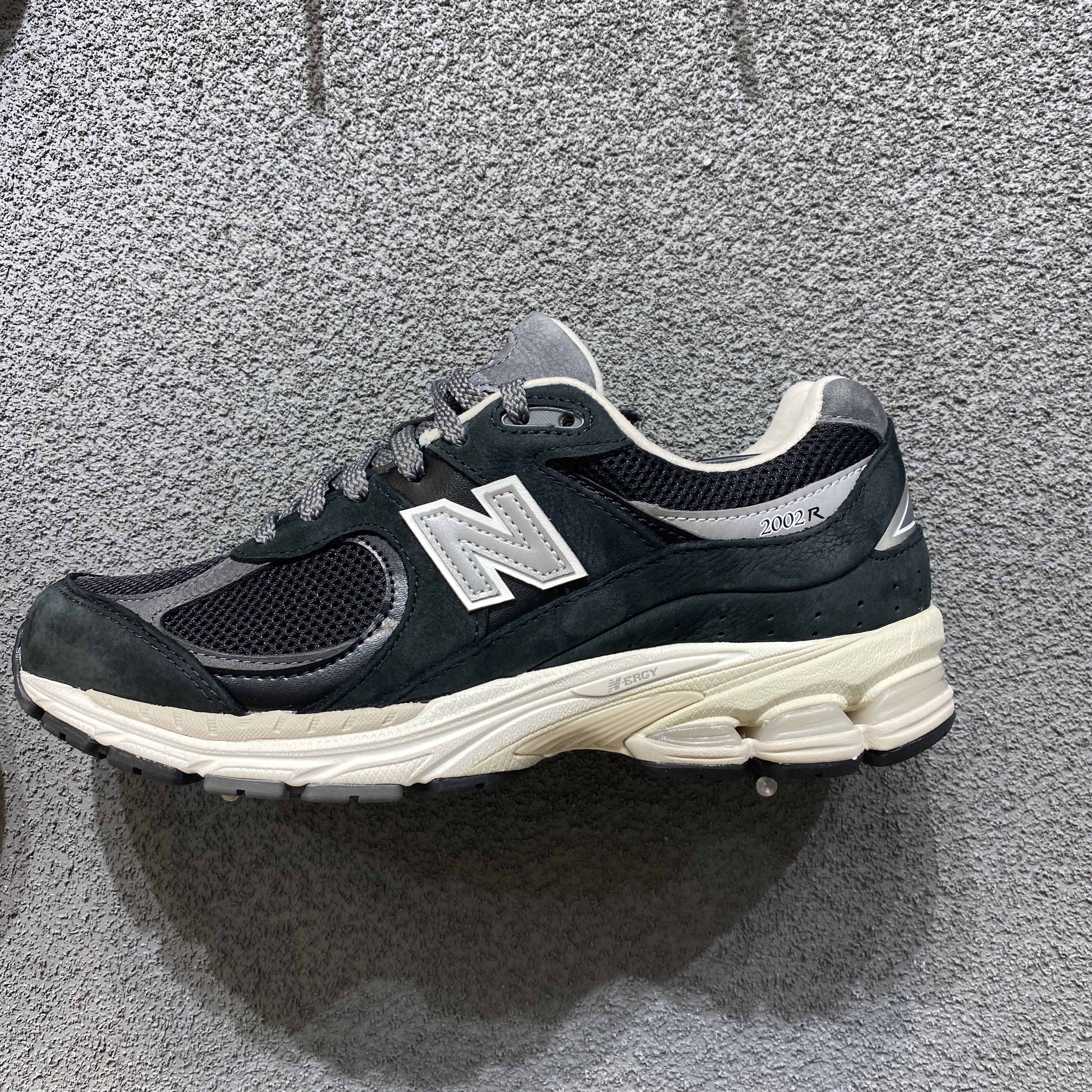 New Balance 2002R Premium Vintage Black 착용 스타일 - 1