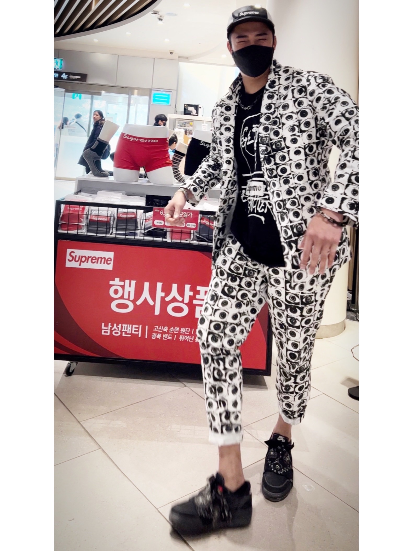Supreme x Jean Paul Gaultier T-Shirt Black - 19SS, Supreme x Jean Paul Gaultier Reversible Backpack MA-1 Silver - 19SS 착용 스타일 - 4