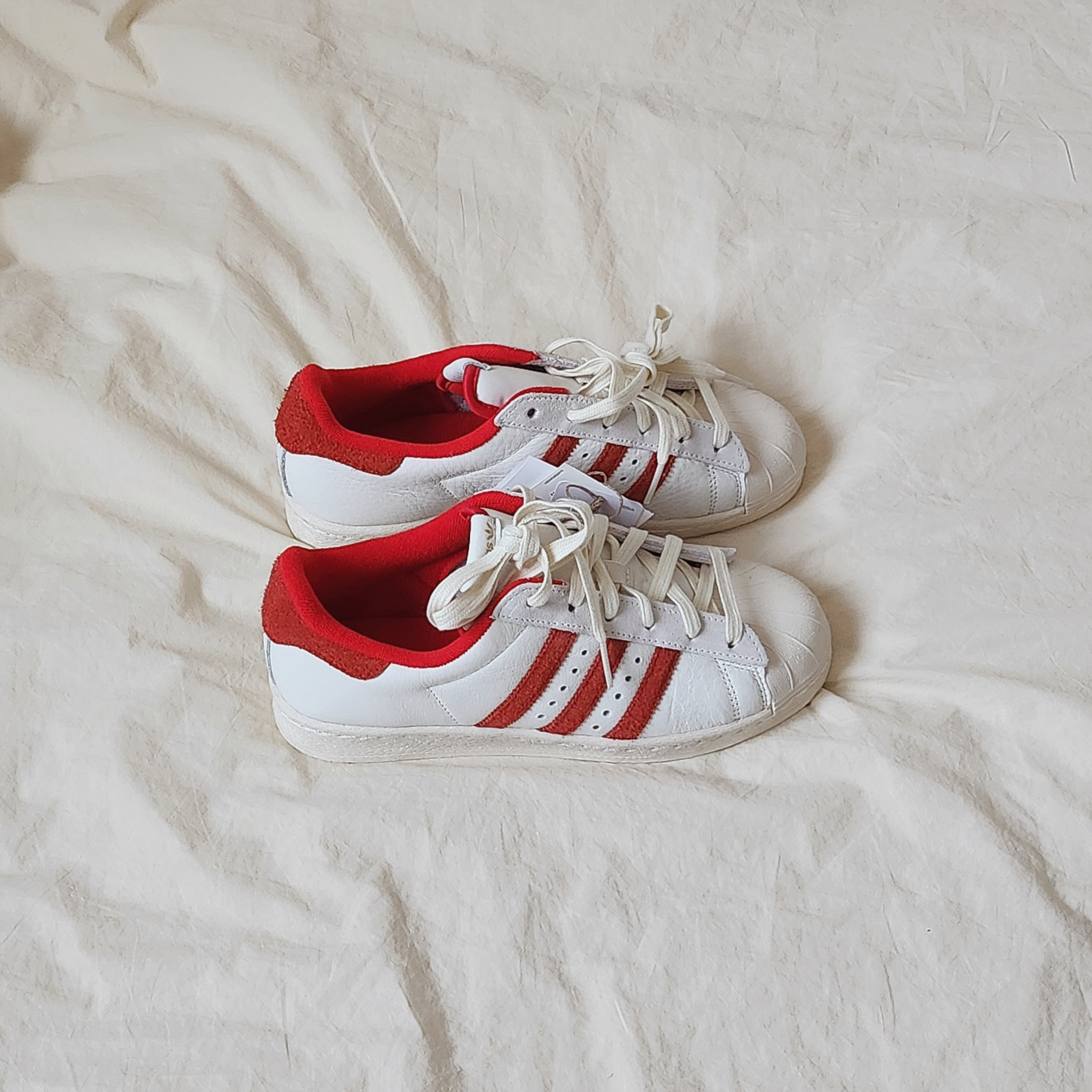 Adidas Superstar 82 Cloud White Vivid Red 착용 스타일 - 1