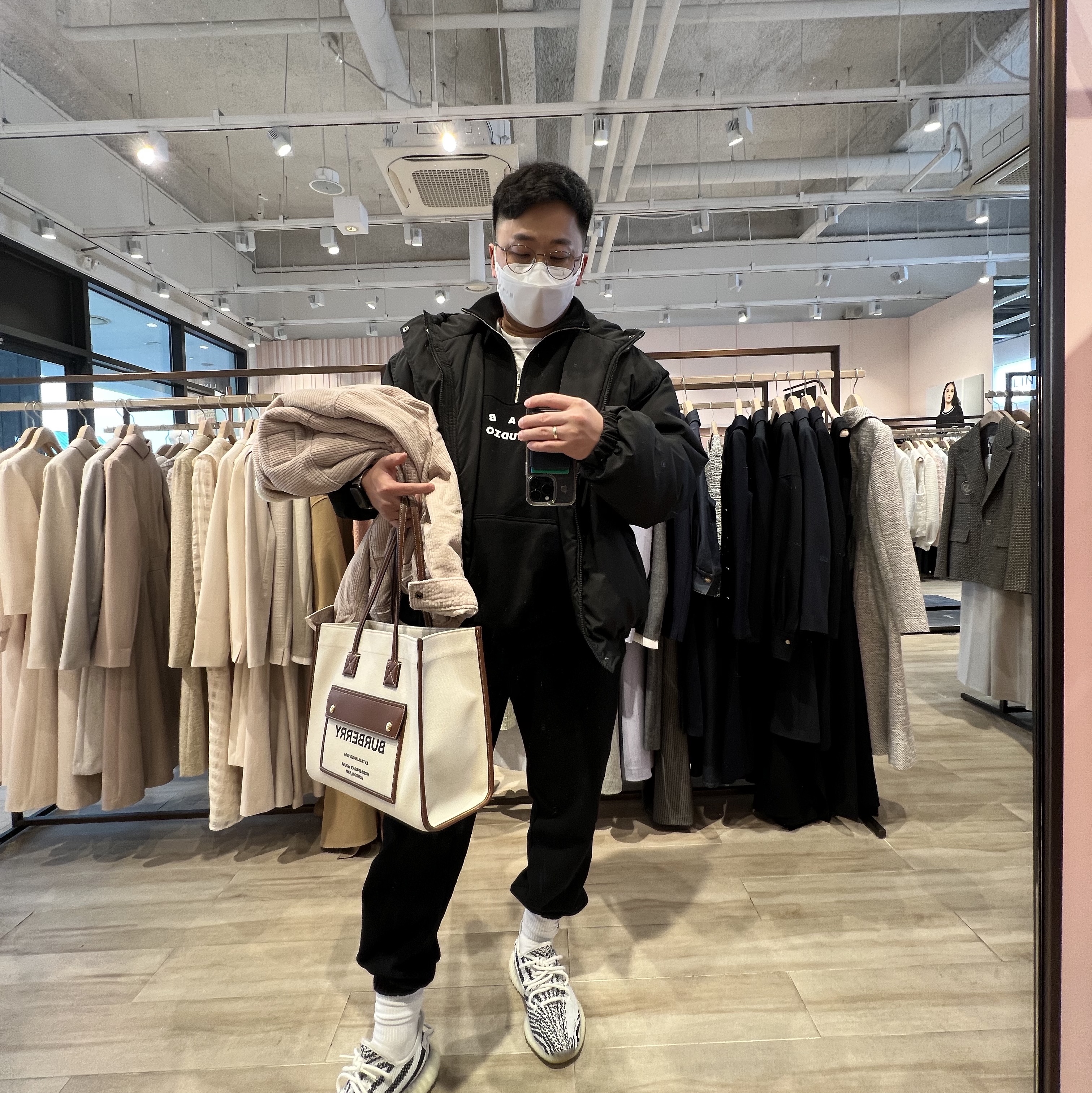 IAB Studio Half Zip-Up Black White, Adidas Yeezy Boost 350 V2 Zebra 2017/2019/2020 착용 스타일