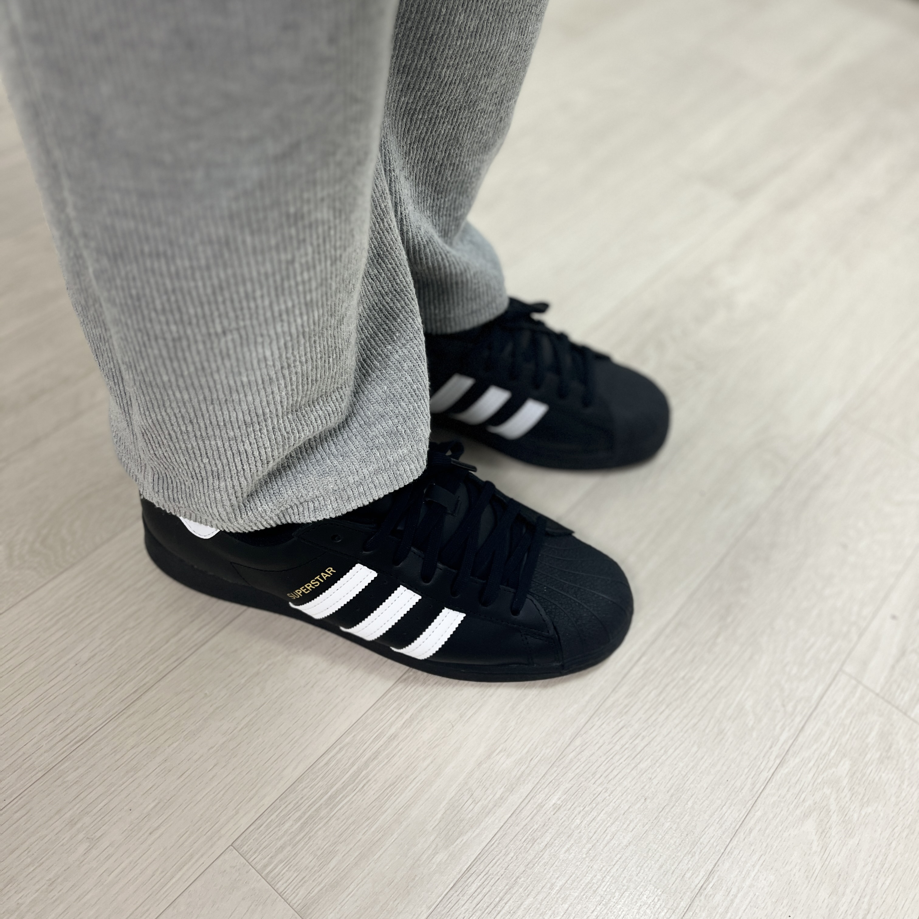 Adidas Superstar Core Black White 착용 스타일