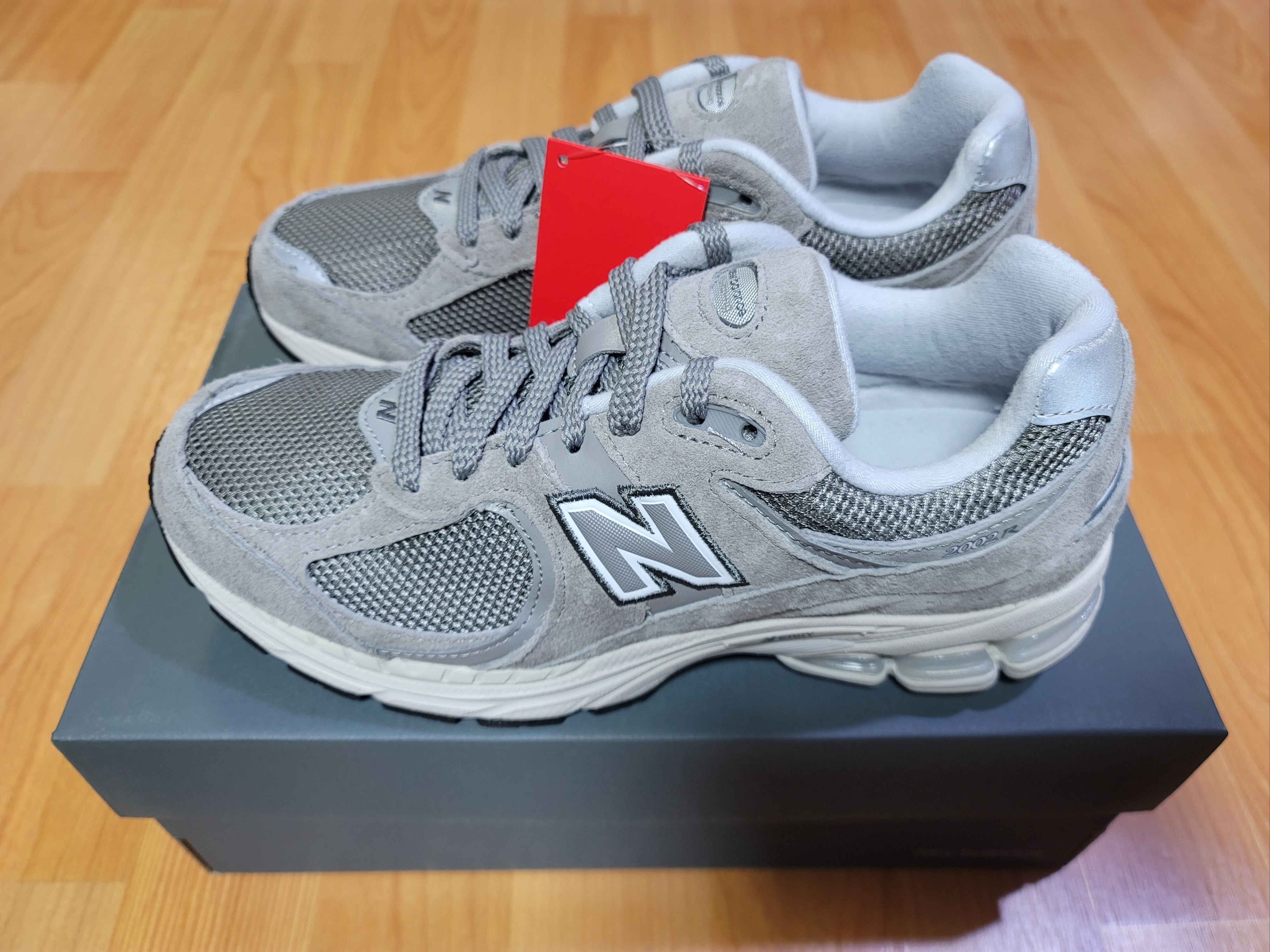 New Balance 2002R Grey 착용 스타일 - 2