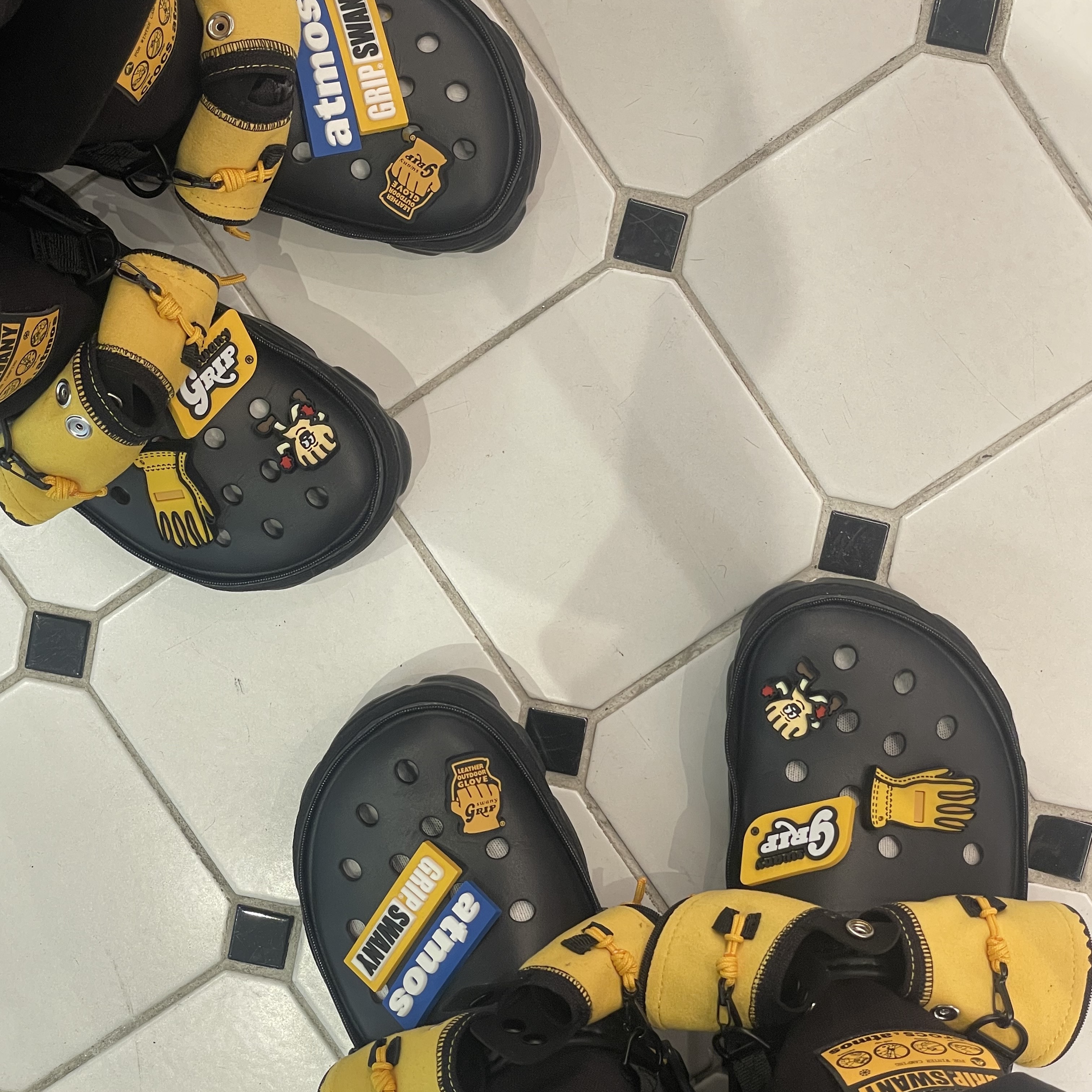 Crocs x Grip Swany x Atmos Classic All Terrain Clog Black 착용 스타일