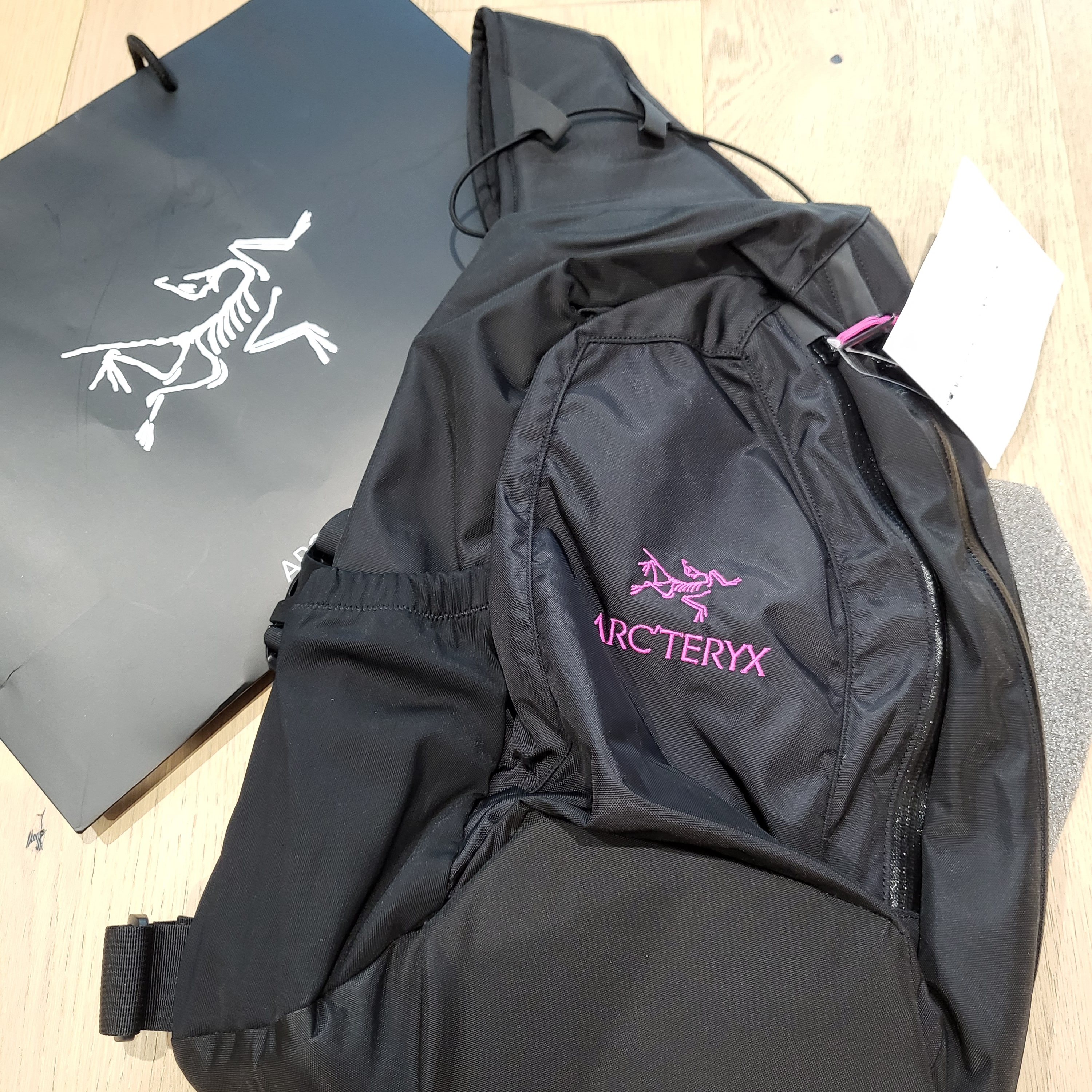 Arc'teryx System A Quiver Crossbody Pack Black Ultra Violet 착용 스타일 - 1