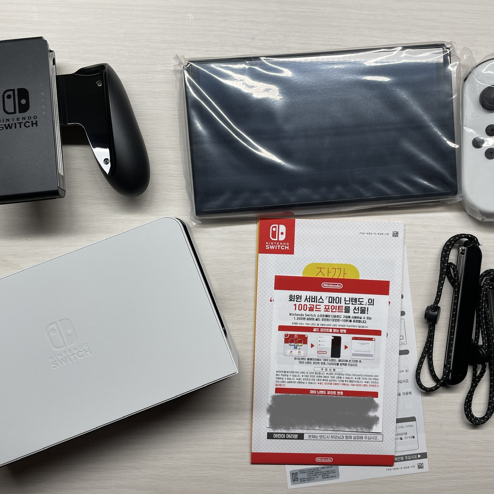 Nintendo Switch OLED White (Korean Ver.) 착용 스타일 - 2