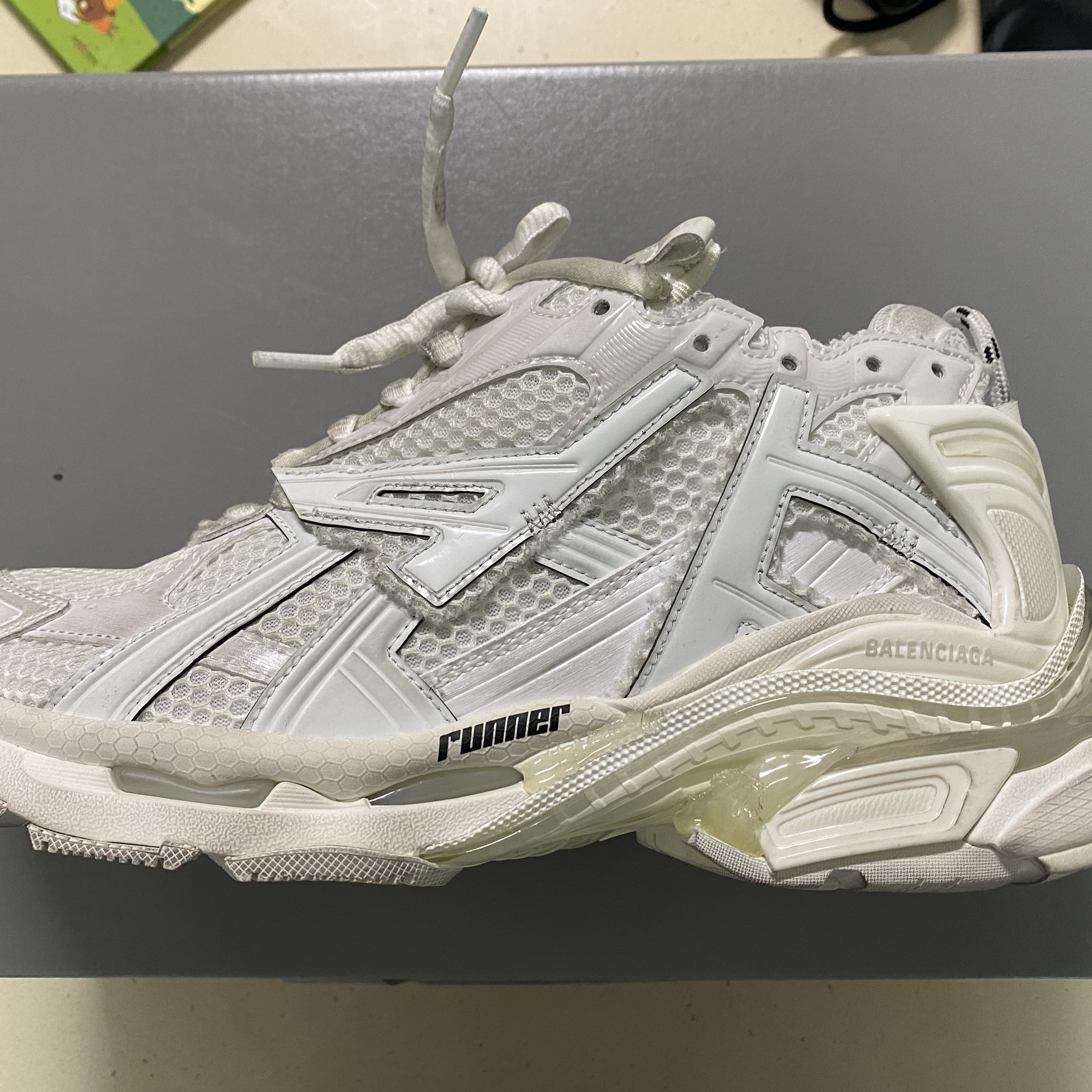 Balenciaga Runner Sneakers White 착용 스타일