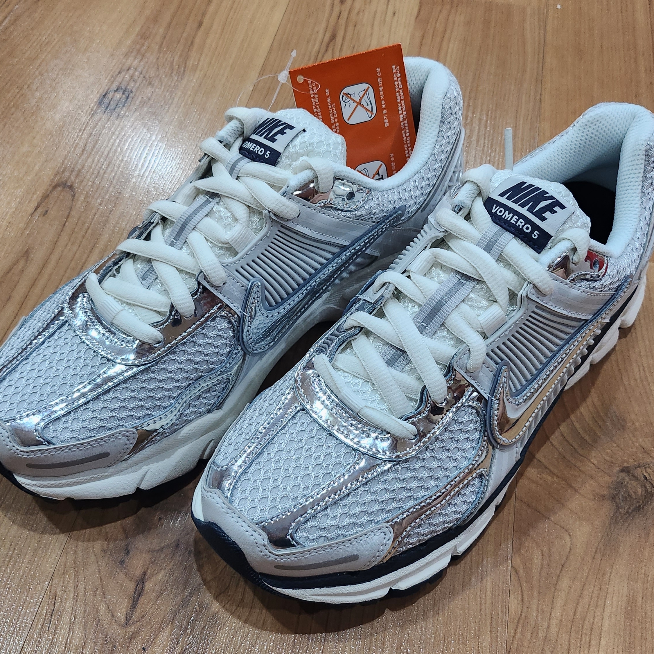 (W) Nike Zoom Vomero 5 Photon Dust and Metallic Silver 착용 스타일