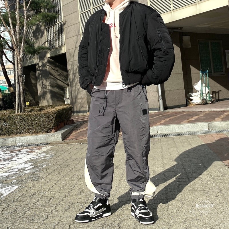 Ader Error Mem Trousers Grey, Louis Vuitton LV Trainer Sneakers Black 착용 스타일 - 2