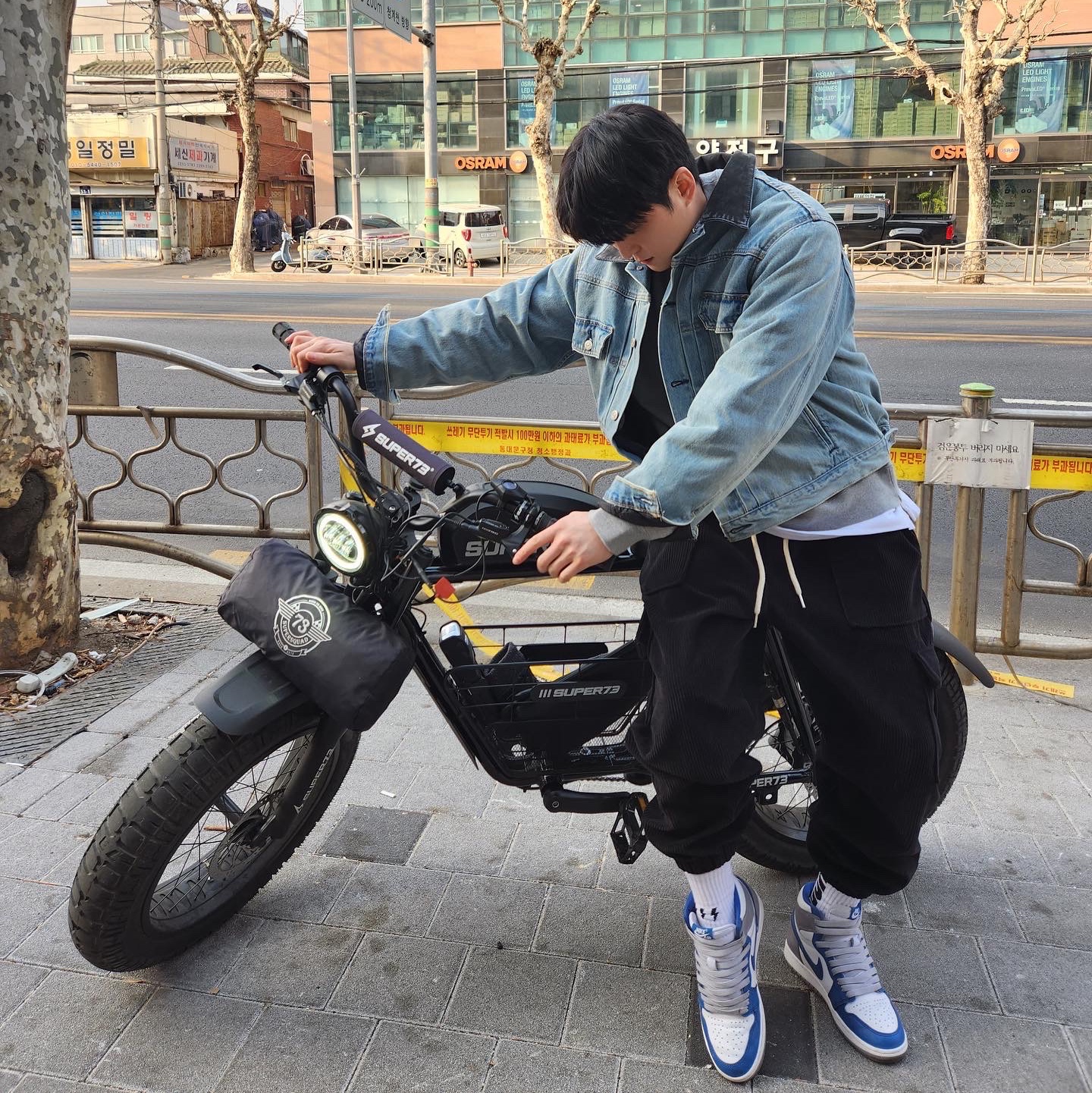 Stussy x Levi's Embossed Trucker Jacket Indigo, Jordan 1 Retro High OG True Blue 착용 스타일 - 2