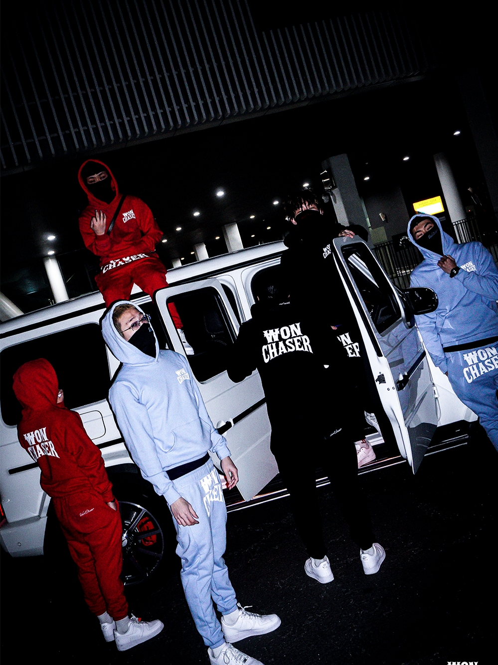 Won Chaser Chaser Hoodie Baby Blue, Won Chaser Chaser Hoodie Black 착용 스타일