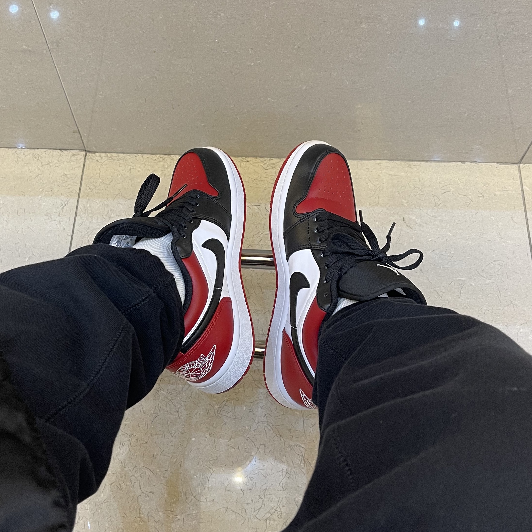Jordan 1 Low Bred Toe, Nike NRG Solo Swoosh Fleece Pants Black White - Asia 착용 스타일