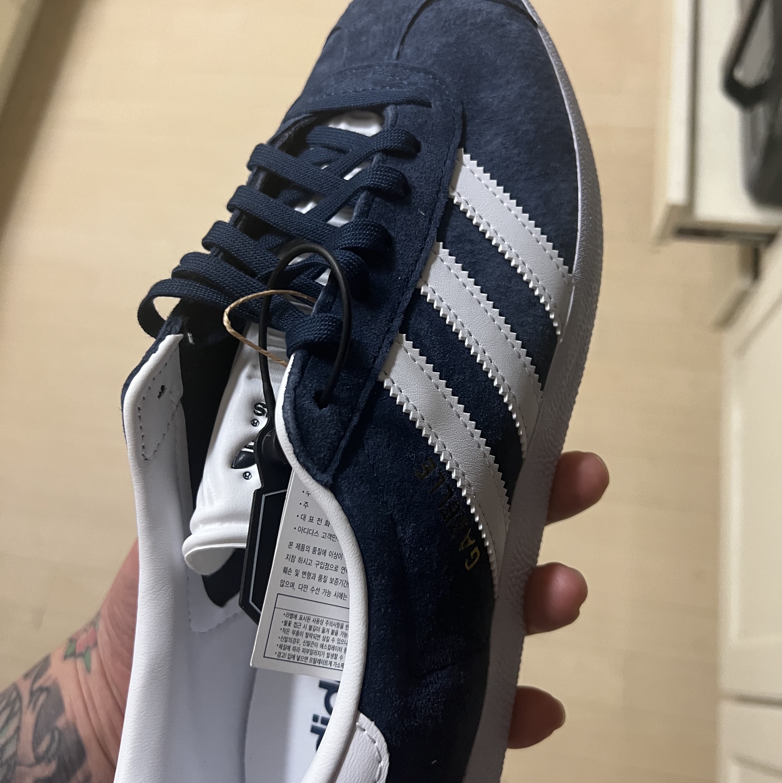 Adidas Gazelle Collegiate Navy 착용 스타일