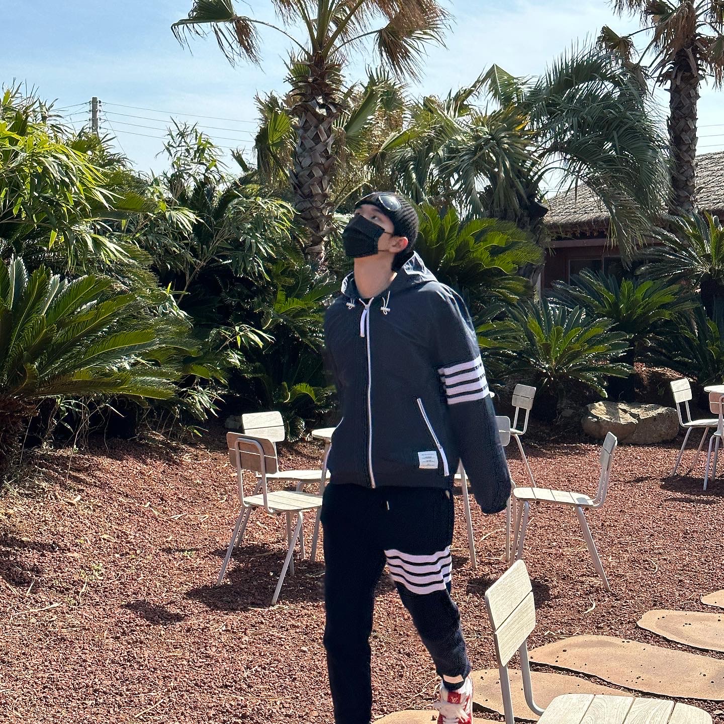 Thom Browne Ripstop Mesh 4-Bar Hooded Jacket Navy, Thom Browne Classic Loopback Engineered 4-Bar Classic Sweatpants Navy 착용 스타일 - 2