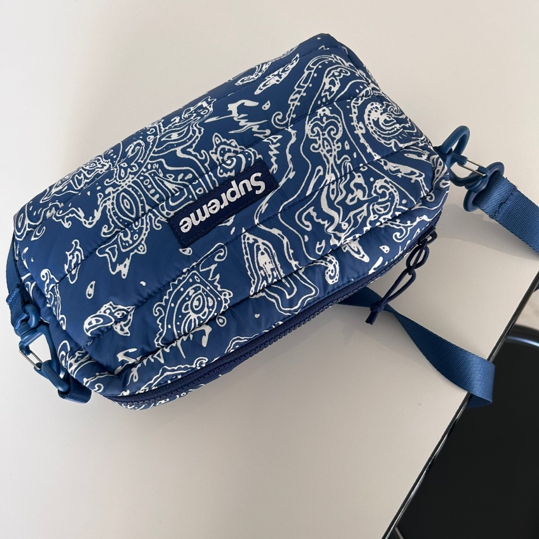 Supreme Puffer Side Bag Blue Paisley - 22FW 착용 스타일 - 2