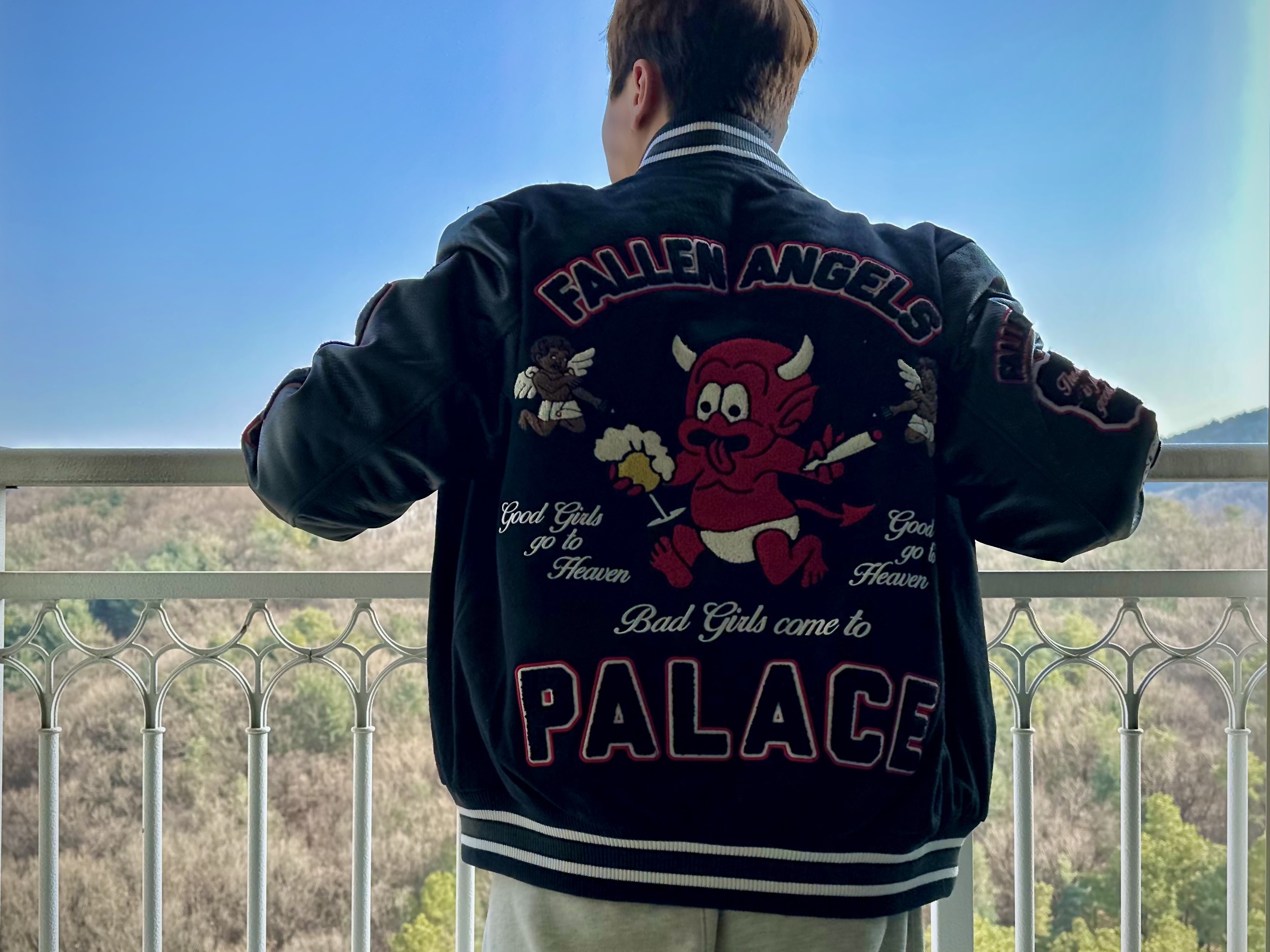 Palace Fallen Angels Varsity Jacket Black - 23SS 착용 스타일