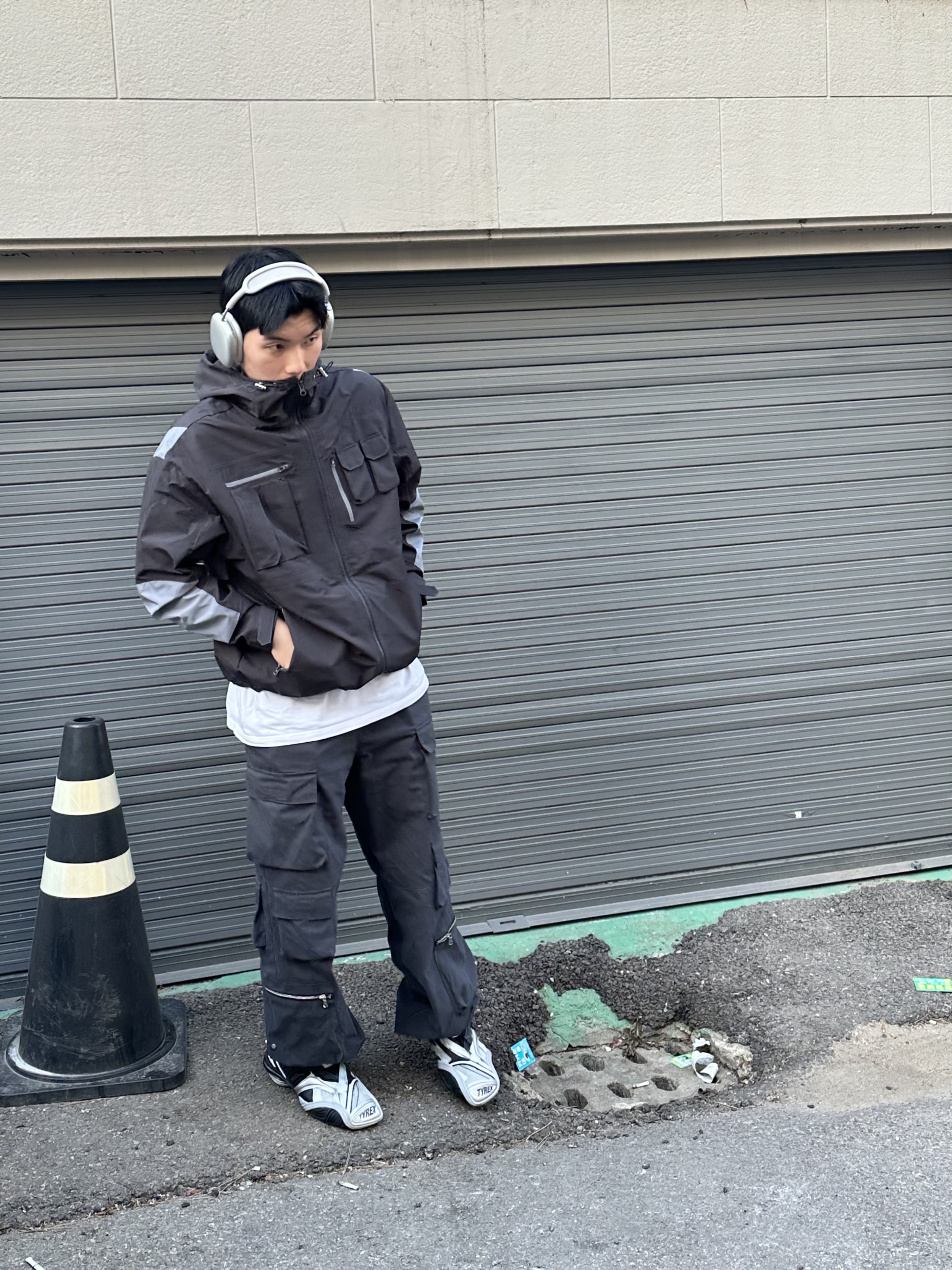 Balenciaga Tyrex Sneakers Black Grey, Apple AirPods Max Lightning Silver (Korean Ver.) 착용 스타일 - 3