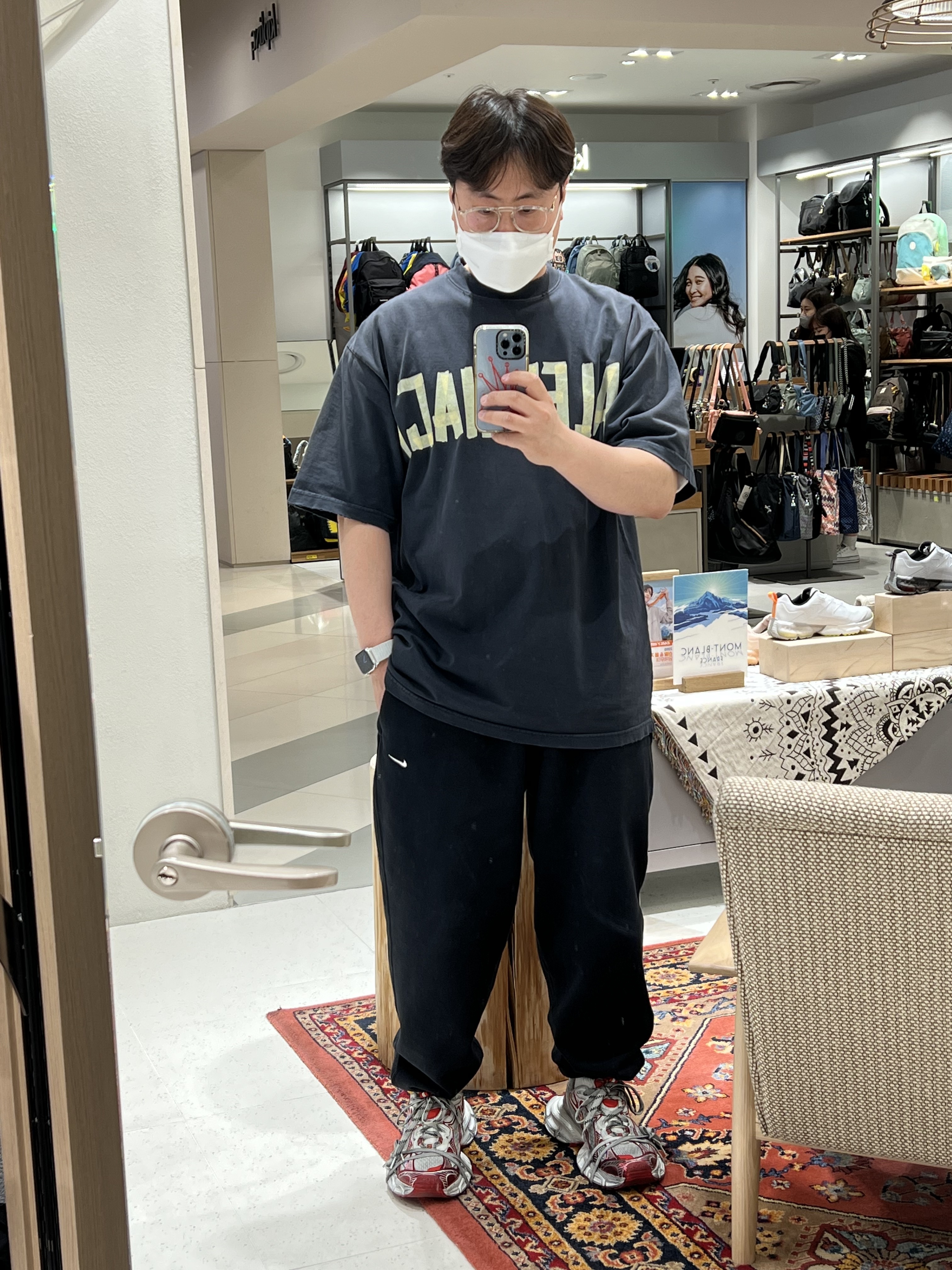 Balenciaga 3XL Sneakers White Red, Nike NRG Solo Swoosh Fleece Pants Black - US/EU 착용 스타일