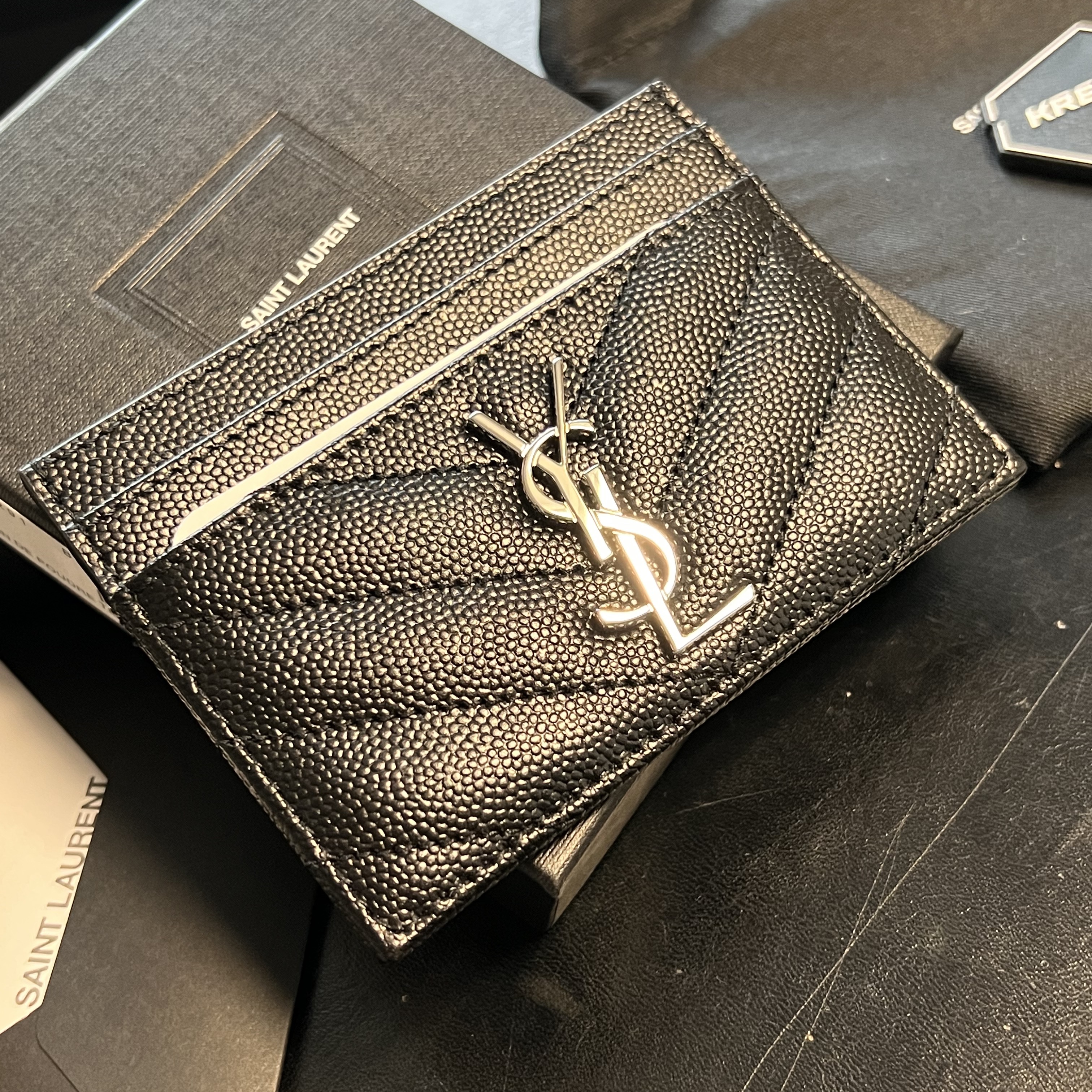 Saint Laurent Cassandre Matelasse Card Case in Grain De Poudre Embossed Leather Black 착용 스타일 - 1