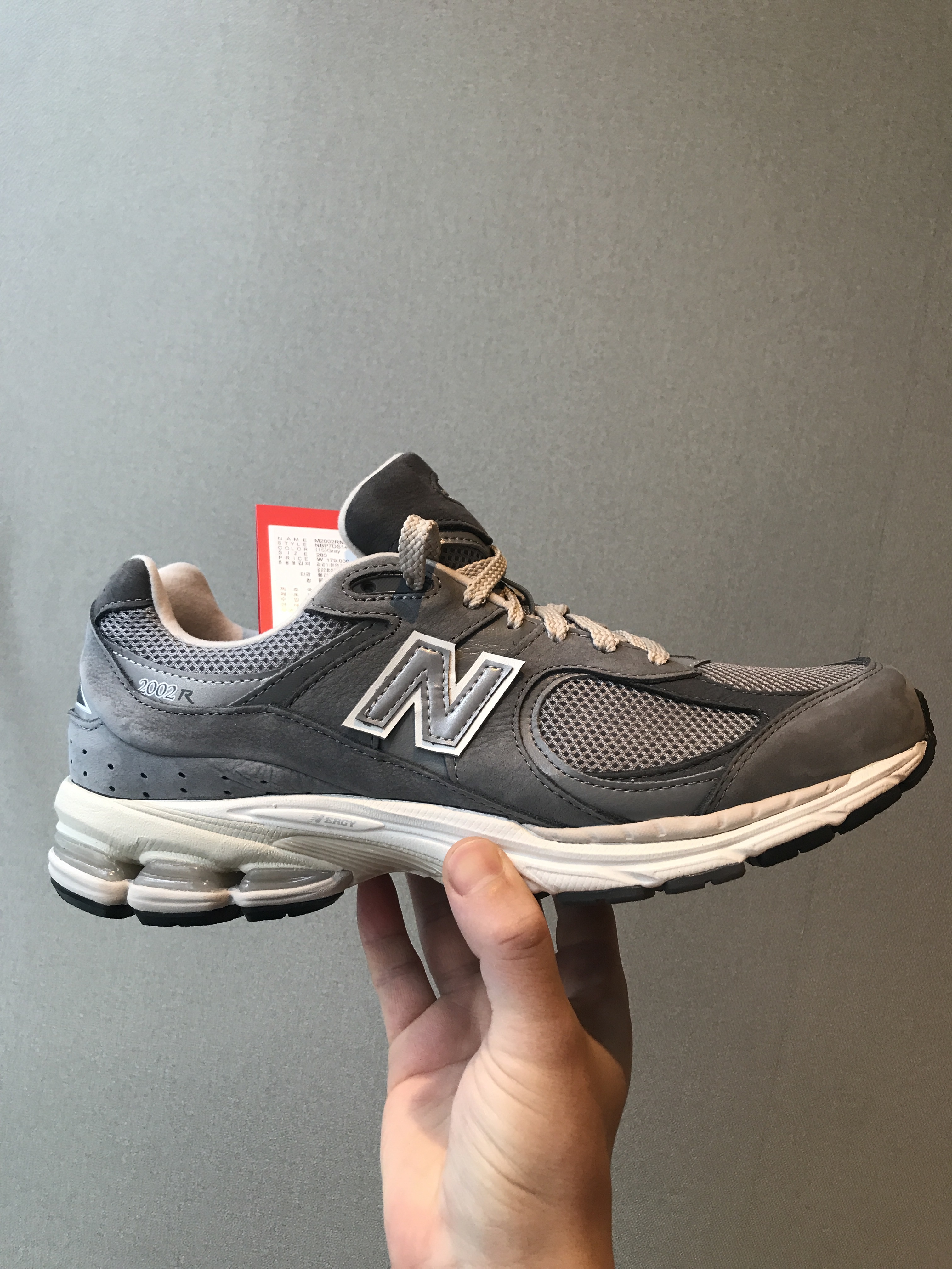 New Balance 2002R Premium Vintage Grey 착용 스타일 - 1