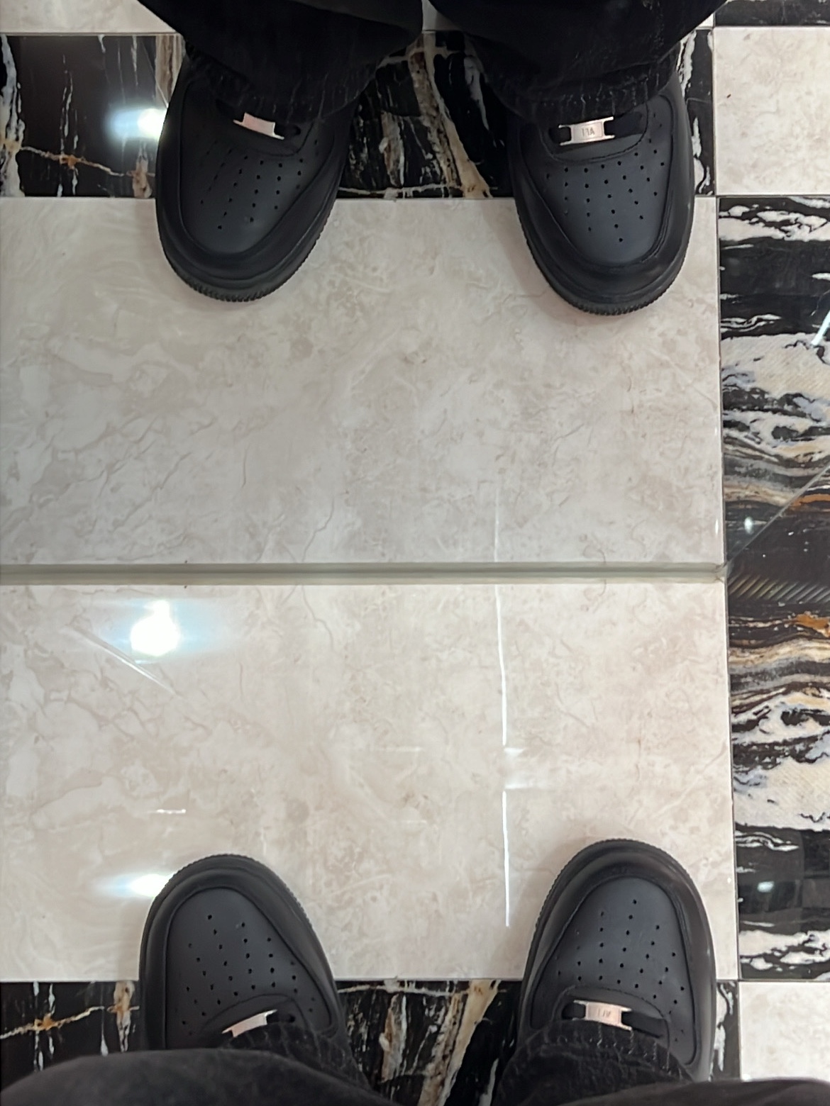 Nike Air Force 1 '07 Low Triple Black 착용 스타일
