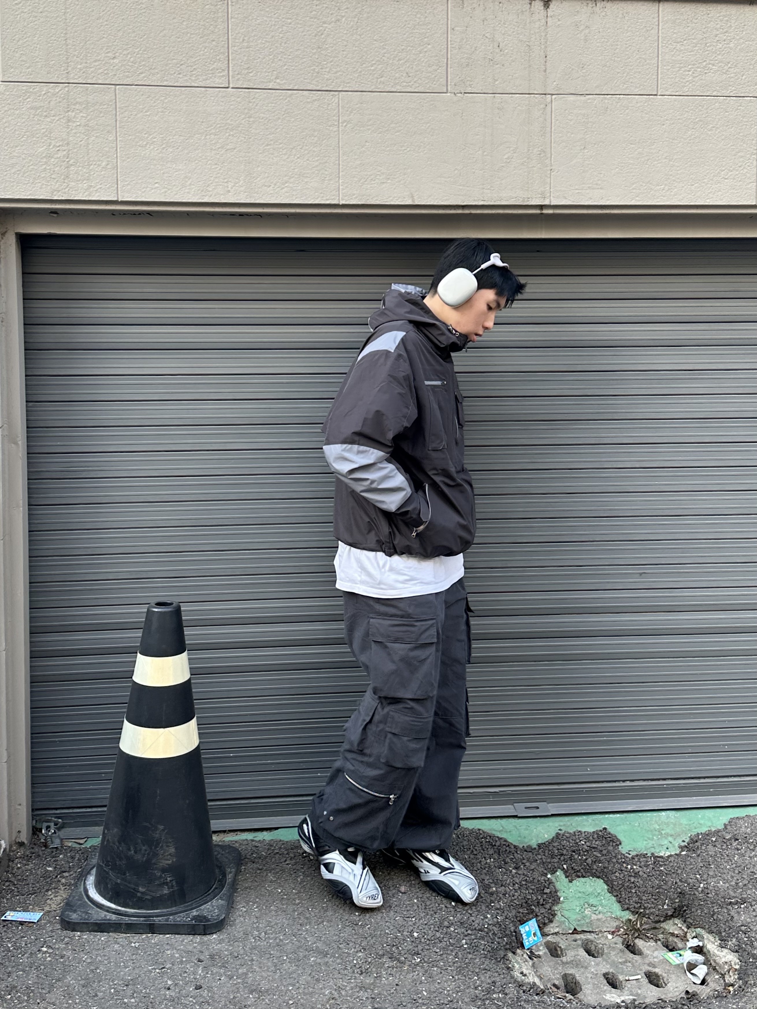 Balenciaga Tyrex Sneakers Black Grey, Apple AirPods Max Lightning Silver (Korean Ver.) 착용 스타일 - 2